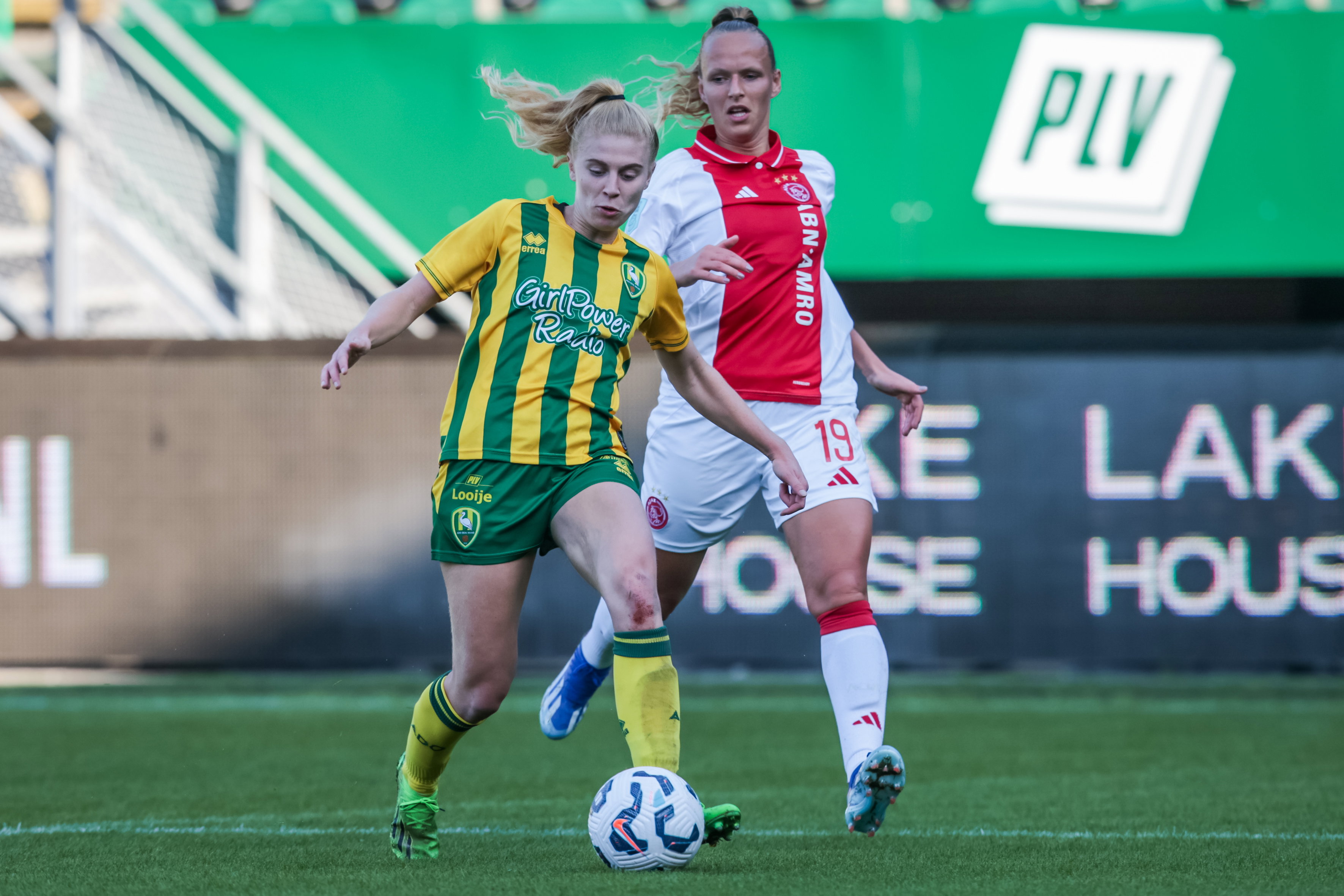 Bo Vonk (ADO Den Haag) en Tiny Hoekstra (Ajax)