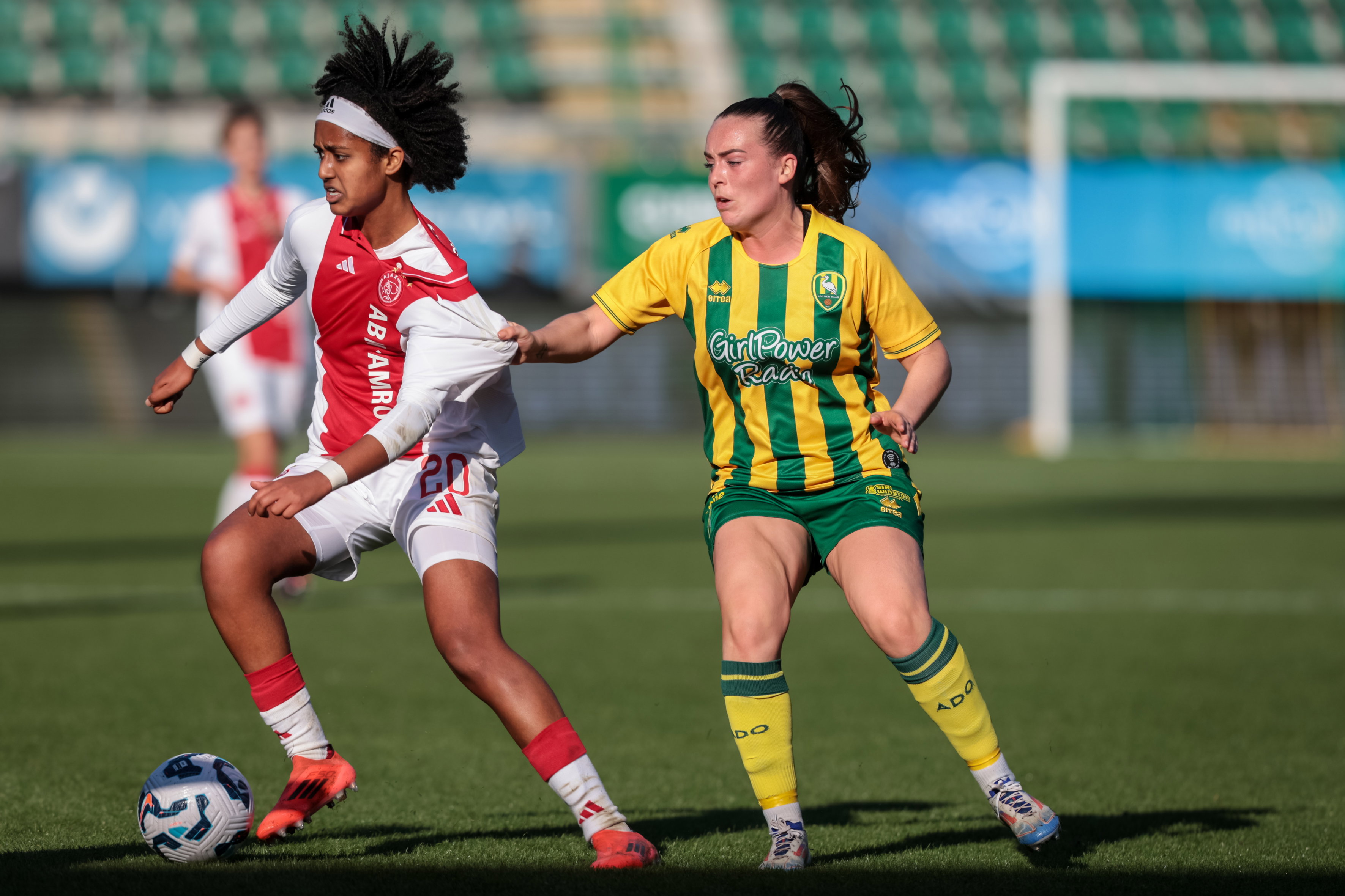 Lily Yohannes (Ajax) en Annouk Boshuizen (ADO Den Haag)