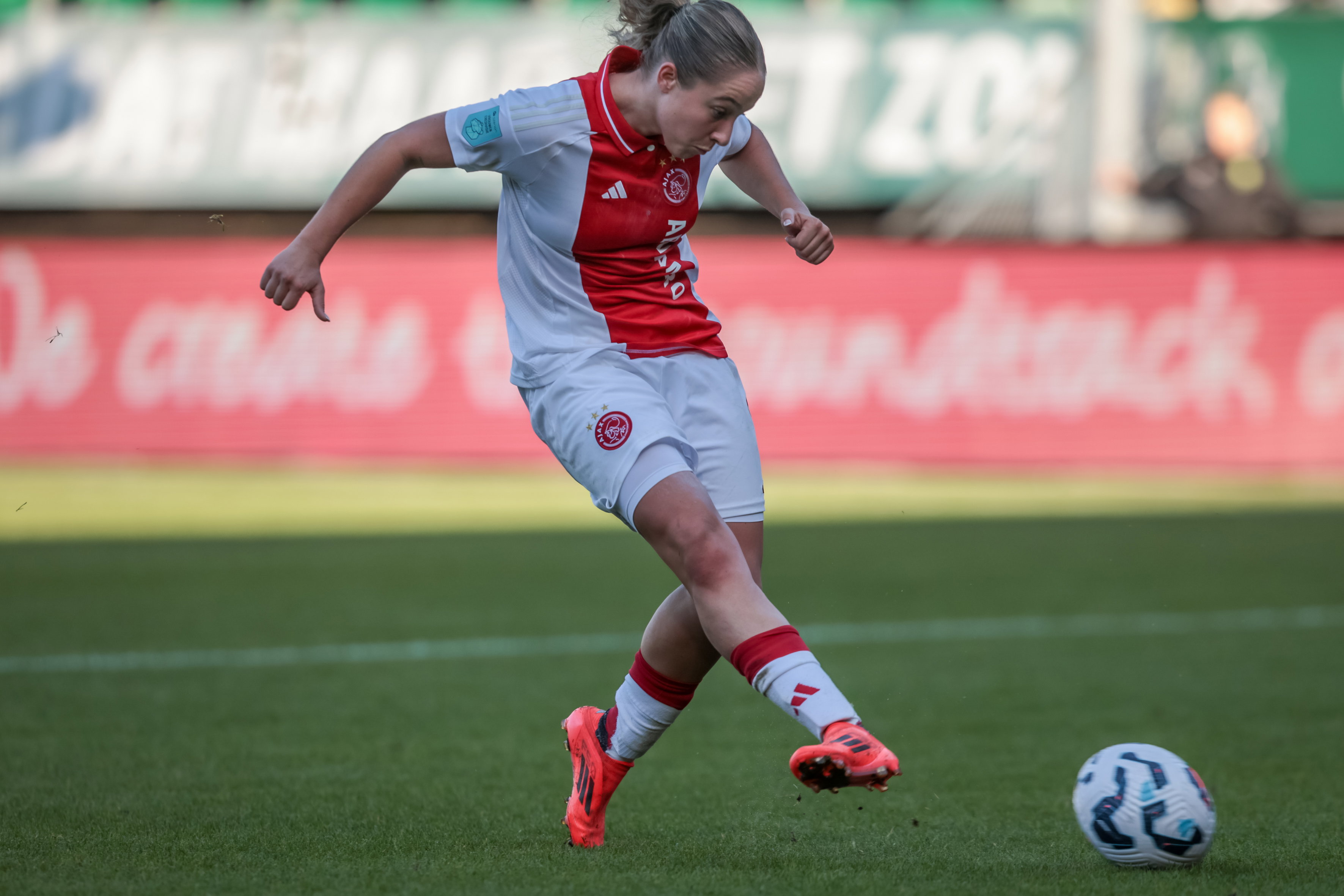 Danique Tolhoek schiet raak namens Ajax