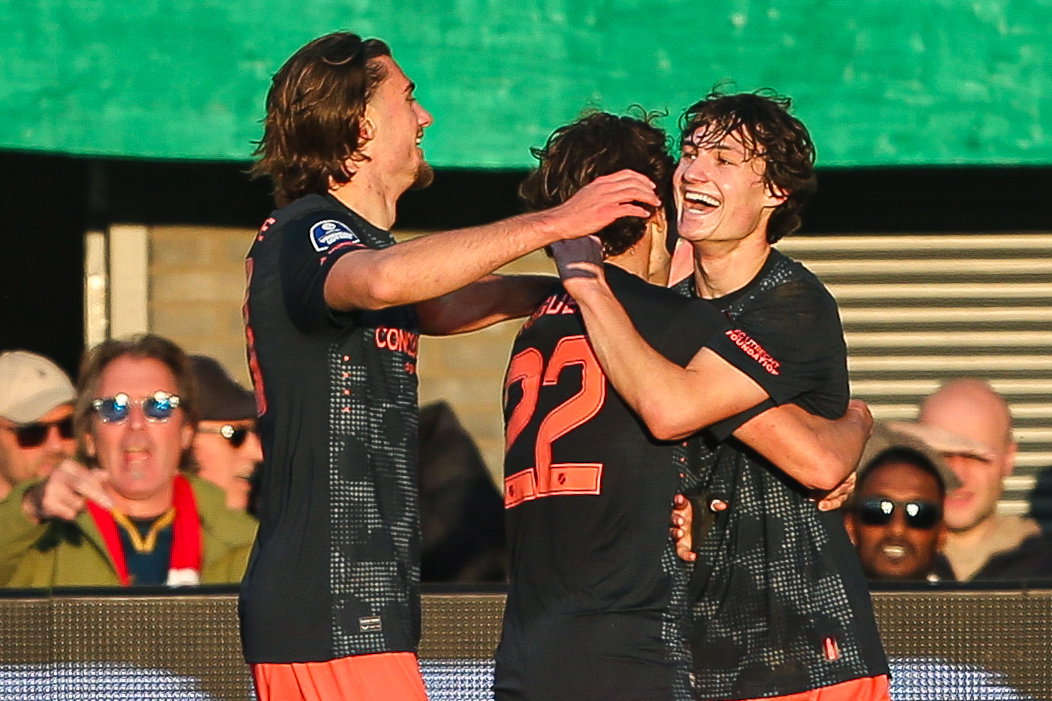 Paxten Aaronson viert zijn treffer tegen Sparta