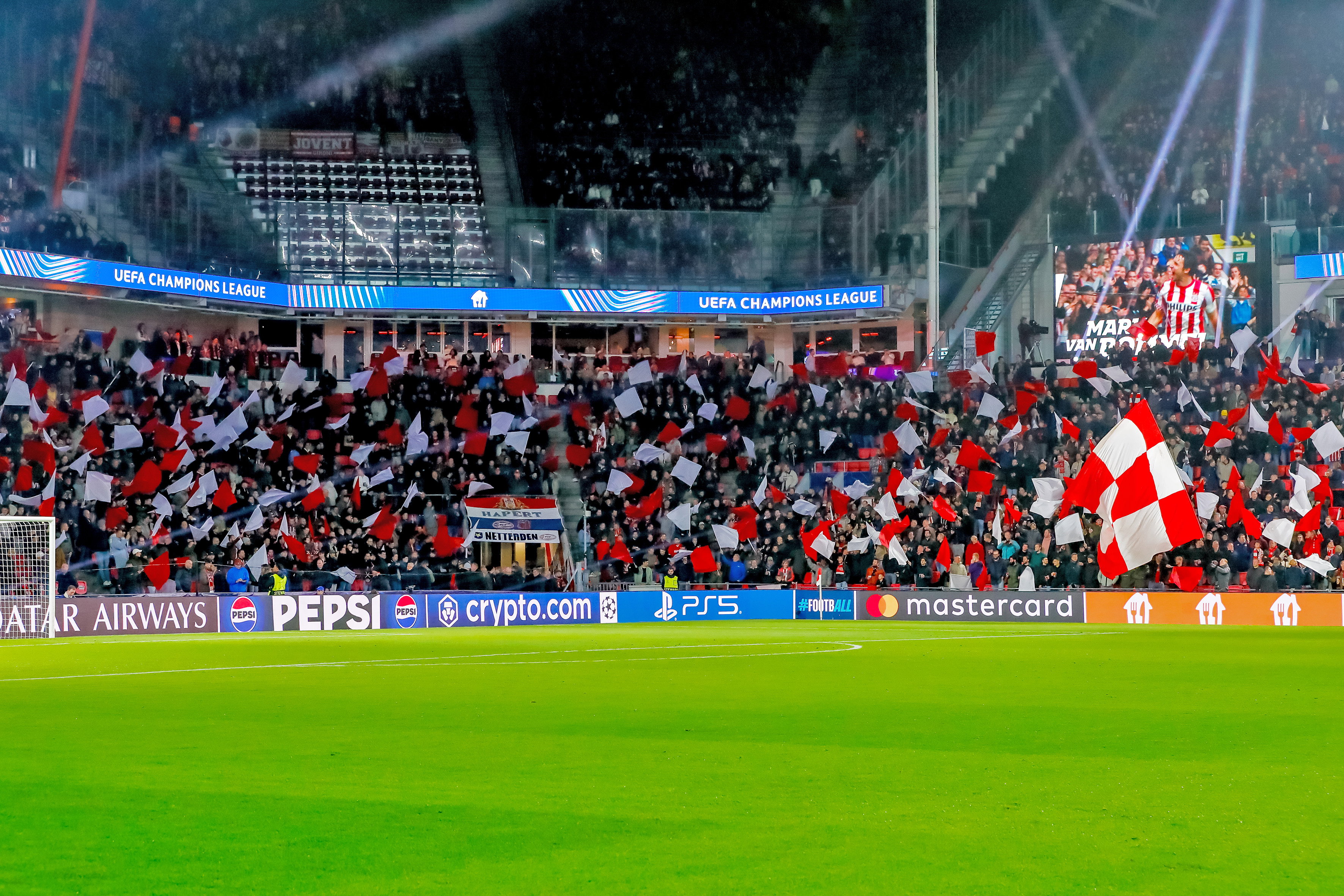 PSV-fans zorgen voor sfeer voor het duel met Girona