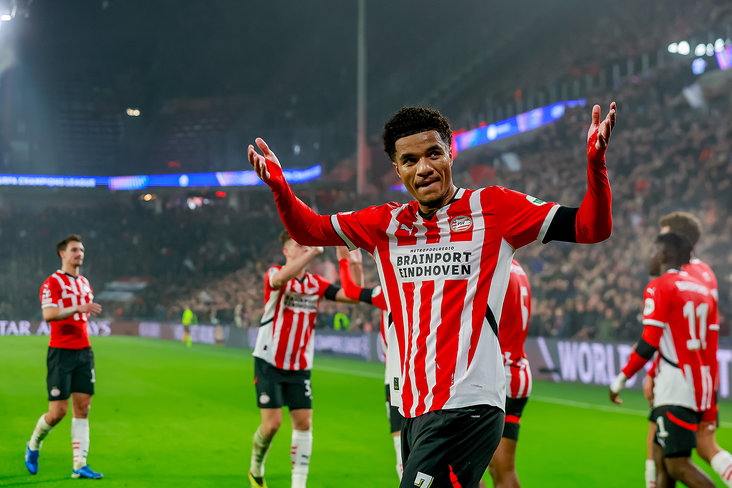 Malik Tillman viert de 2-0 tegen Girona