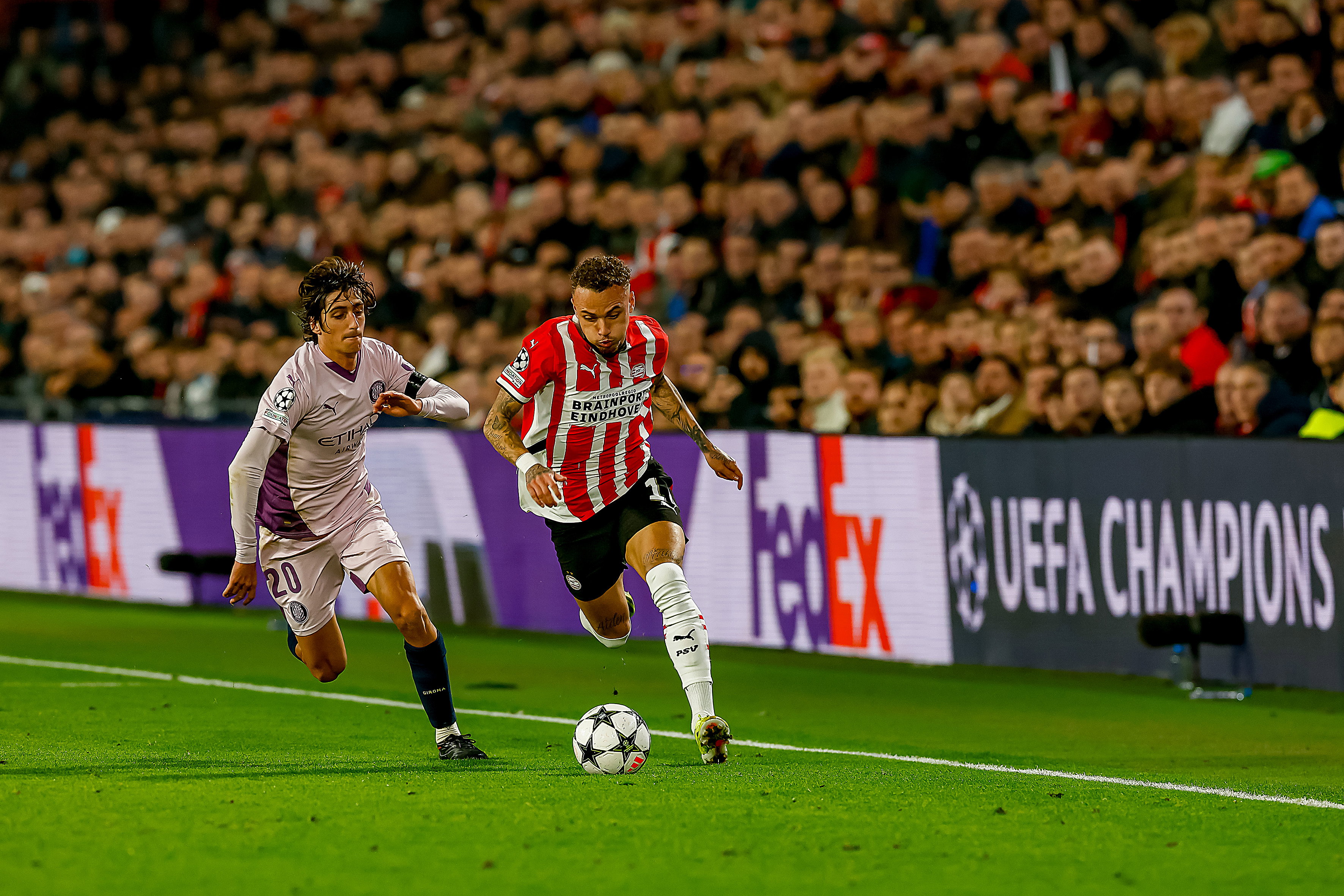 Noa Lang snelt langs zijn tegenstander van Girona