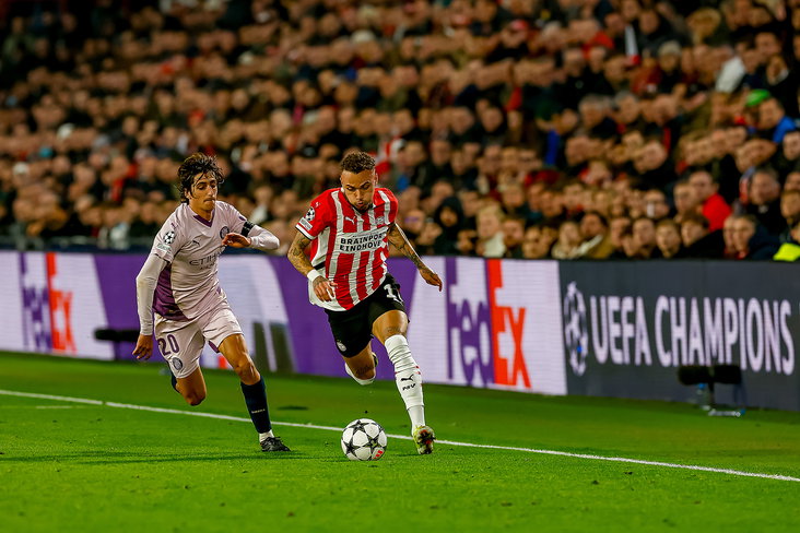 Noa Lang snelt langs zijn tegenstander van Girona