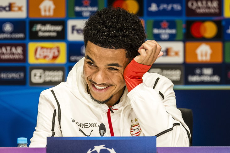 Malik Tillman op een persconferentie