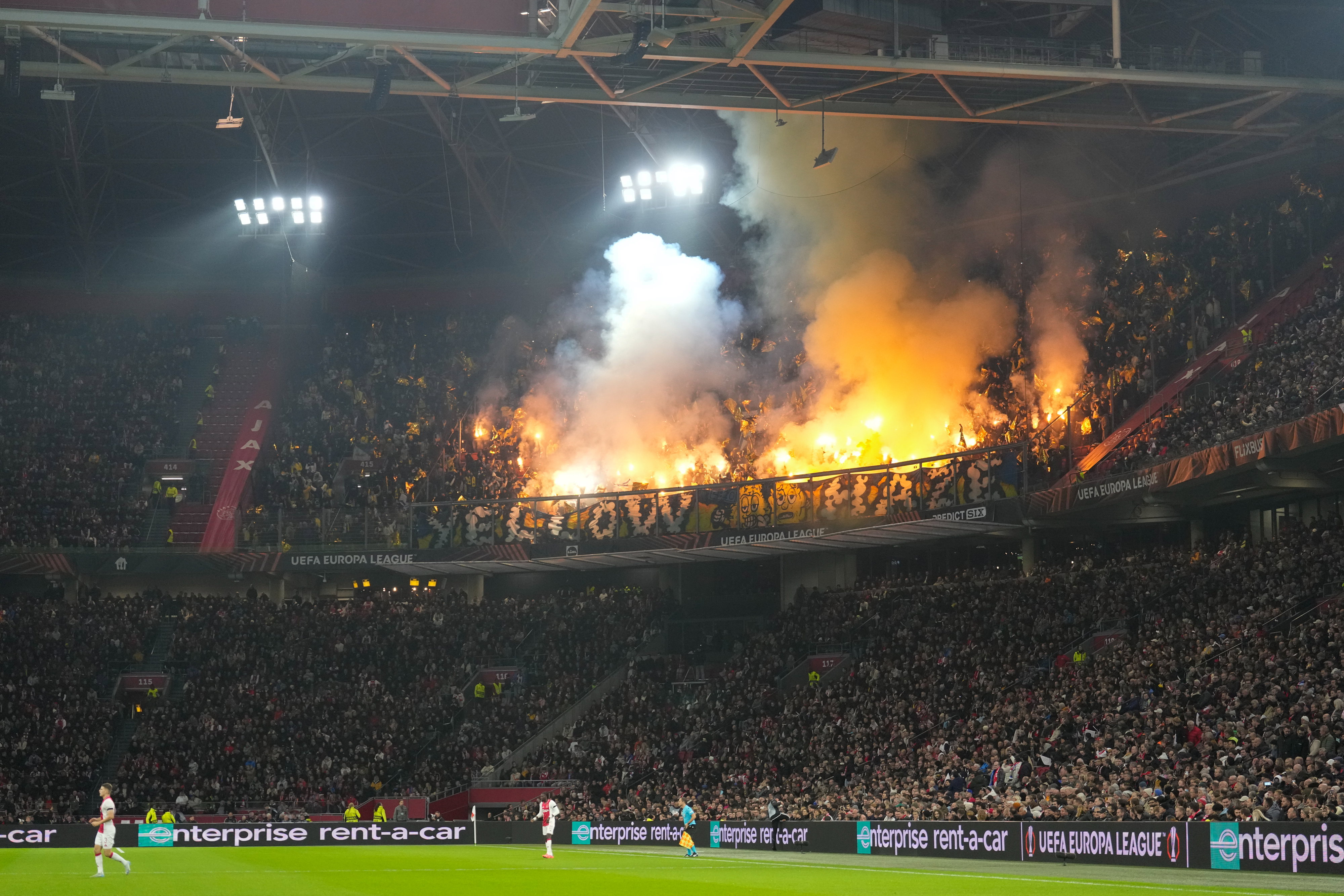 Maccabi Tel Aviv-fans met een pyro in het uitvak van Ajax