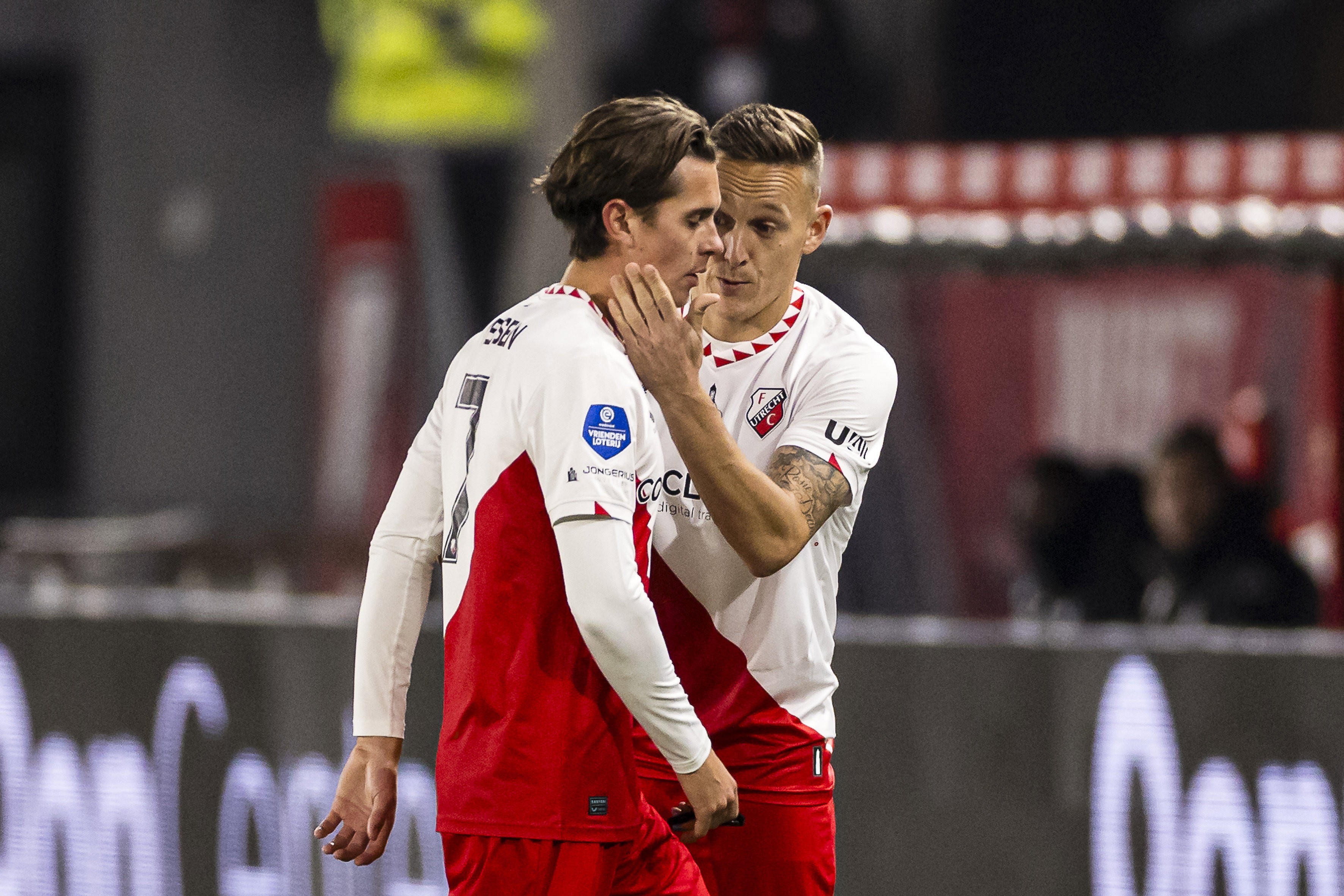 Victor Jensen wordt getroost door Jens Toornstra