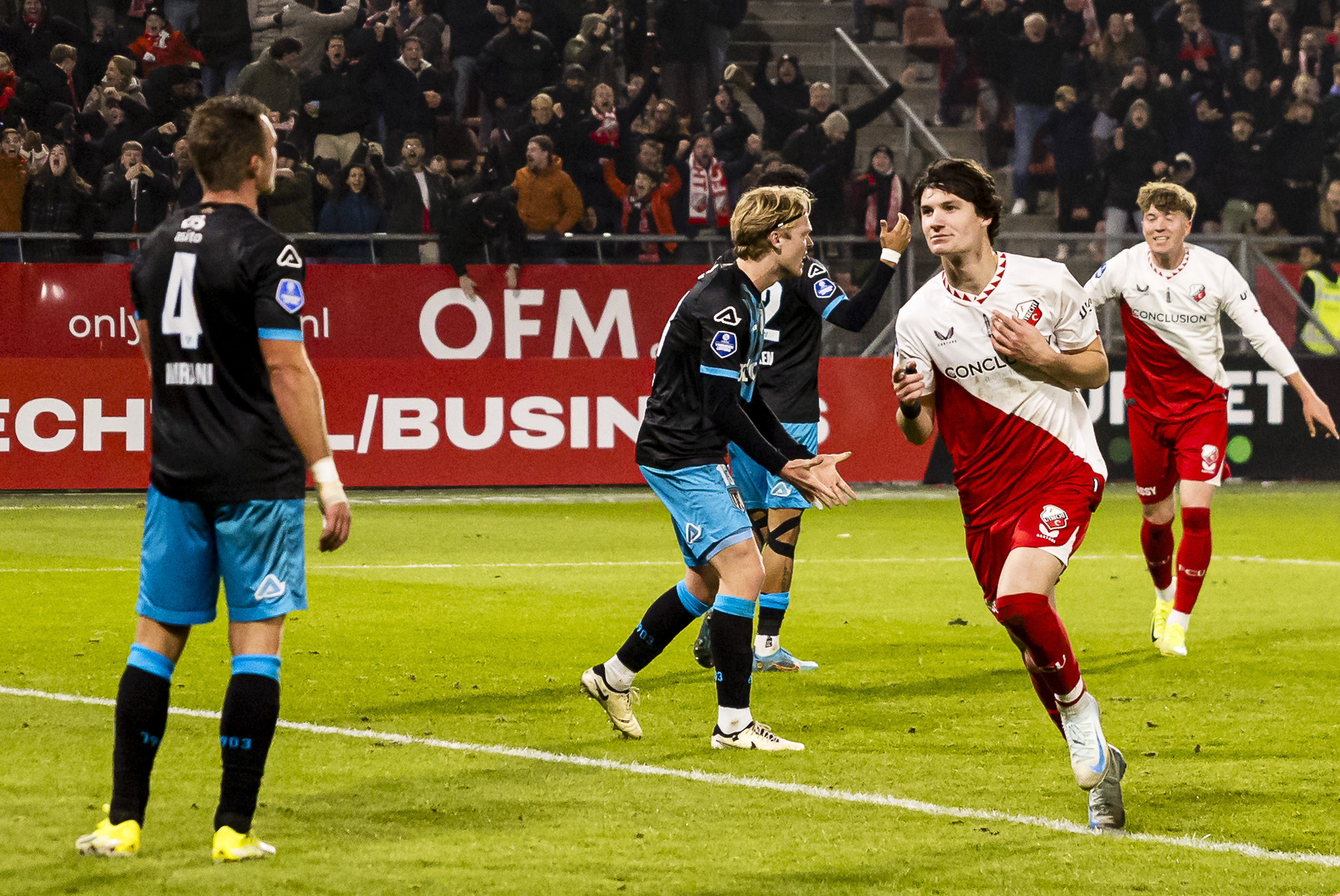 Paxten Aaronson na zijn goal tegen Heracles Almelo