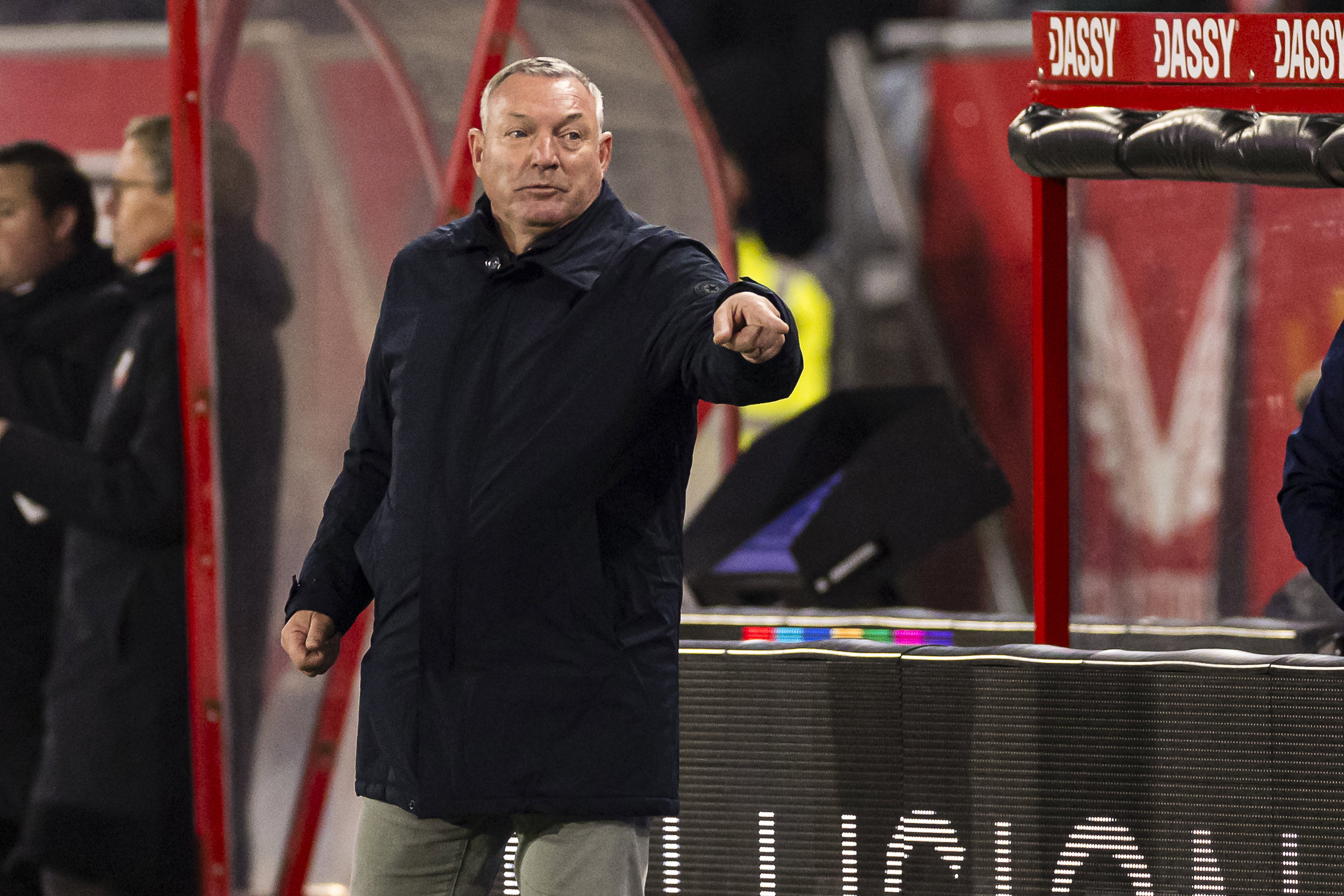 Ron Jans langs de lijn tegen Heracles Almelo