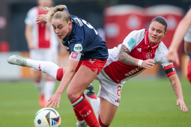 FC Twente-captain Danique van Ginkel en Ajax-captain Sherida Spitse