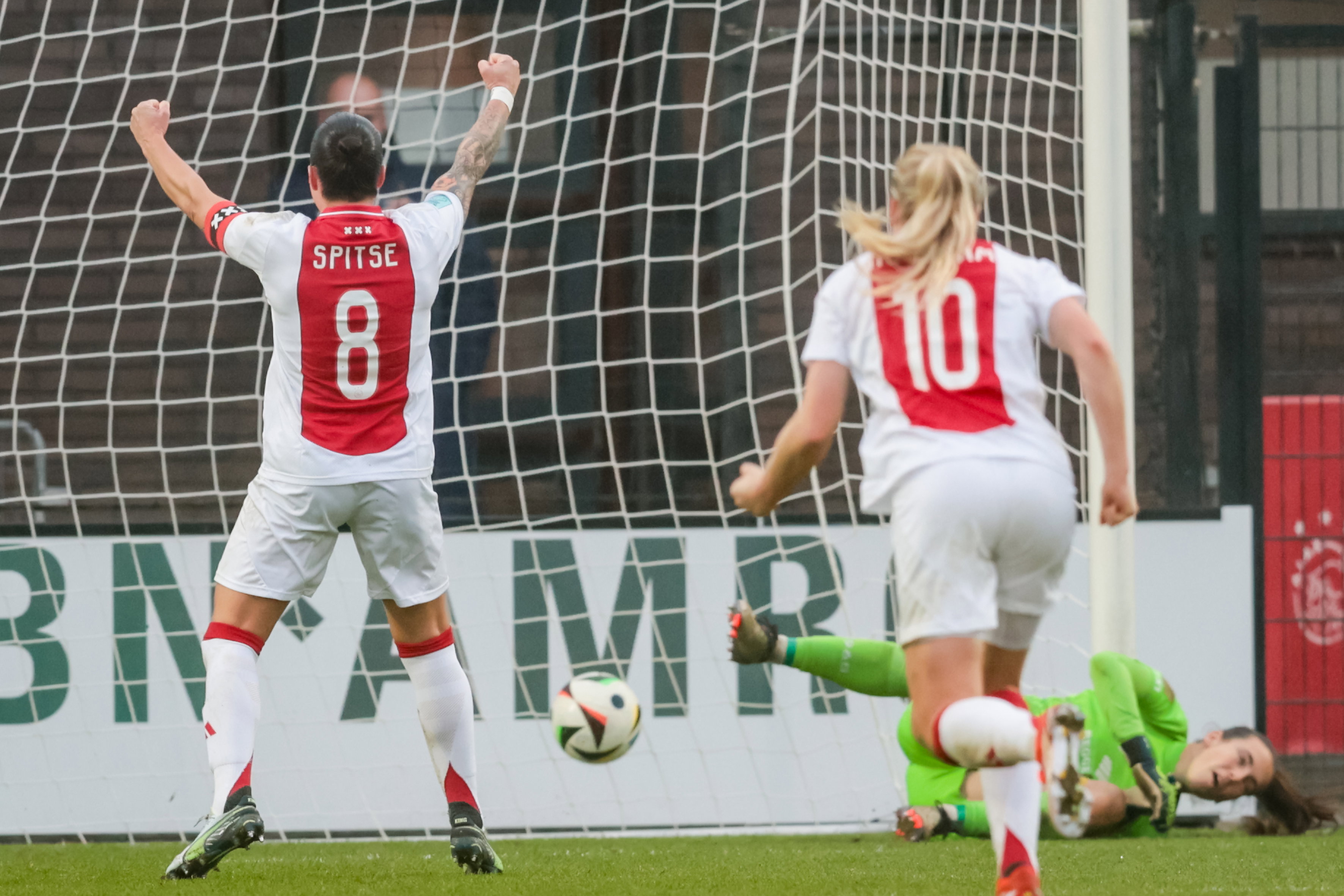 Sherida Spitse (Ajax) benut de penalty tegen FC Twente