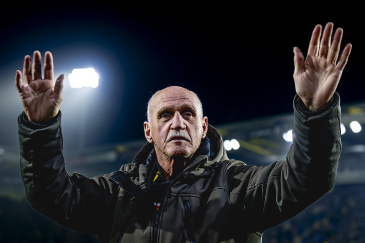 Adrie van Helden zwaait naar NAC-supporters