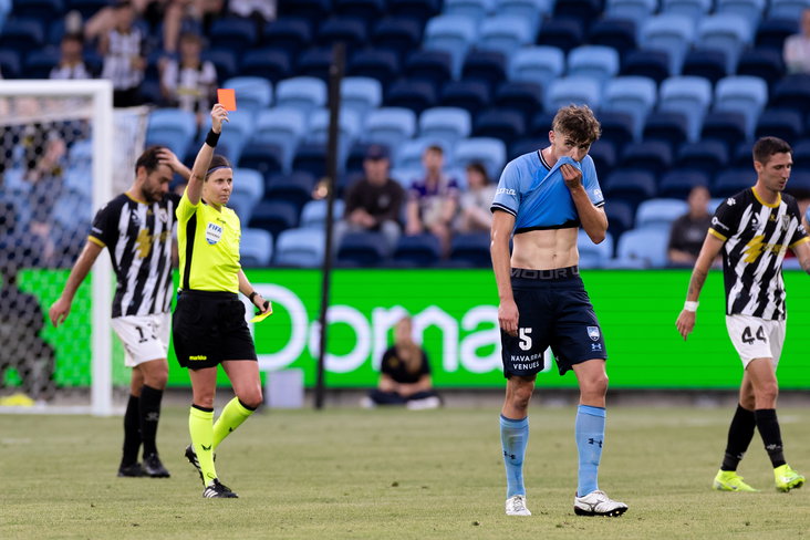 Casey Reibelt geeft rood in de wedstrijd tussen Sydney FC en Macarthur FC