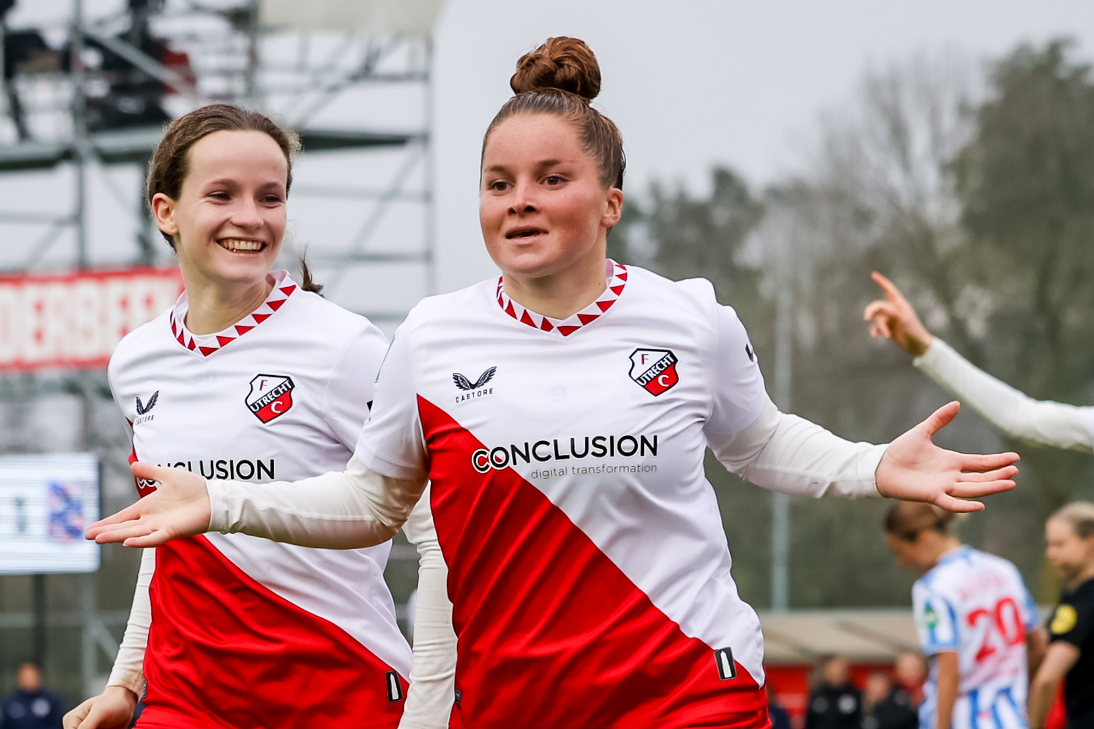 Nikita Tromp en Maxime Snellenberg juichen na een goal voor FC Utrecht