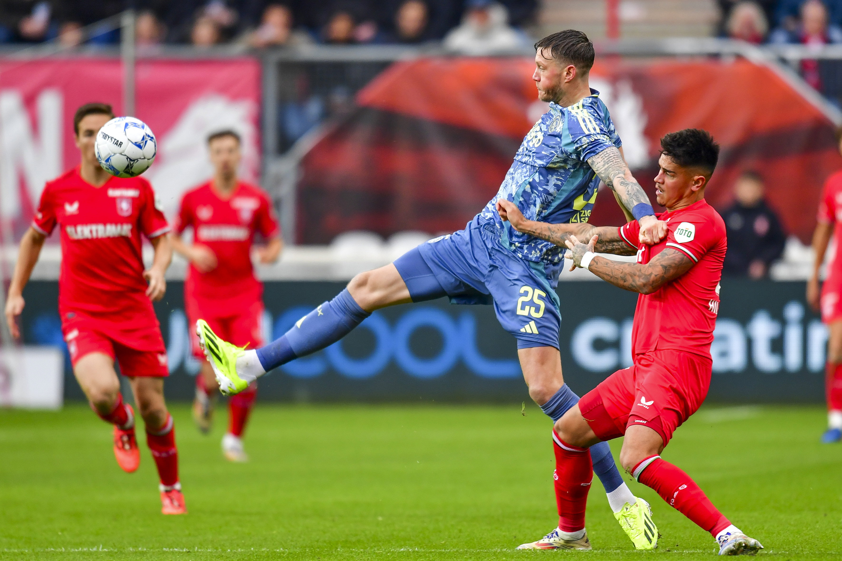 Mees Hilgers in duel met Wout Weghorst