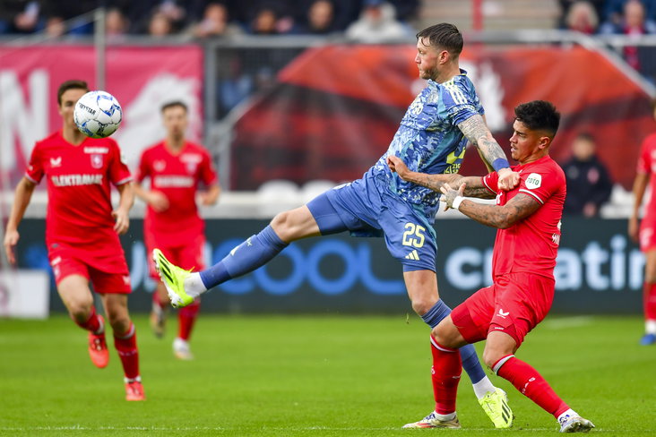 Mees Hilgers in duel met Wout Weghorst