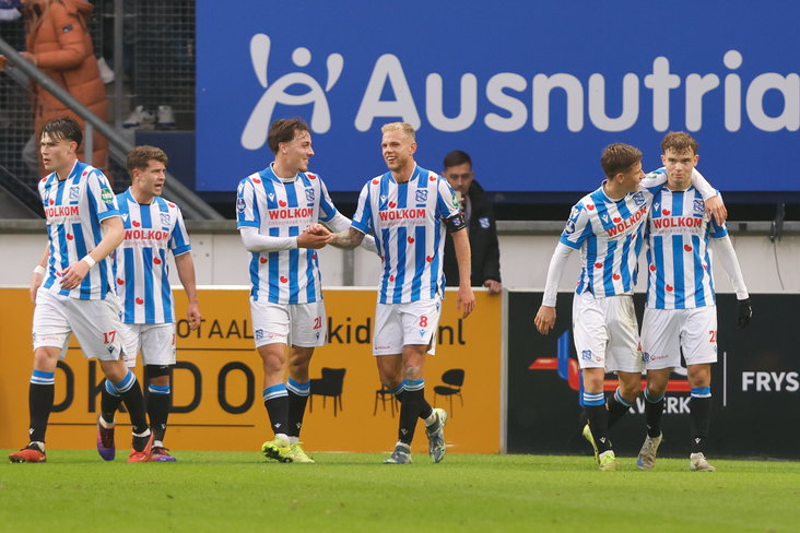 SC Heerenveen viert de treffer van Jacob Trenskow