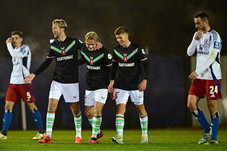 Michel Vlap, Harrie Kuster en Gijs Besselink in het oefenduel met HSV