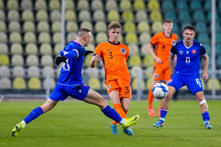 Max Bruns voor Jong Oranje tegen Slowakije