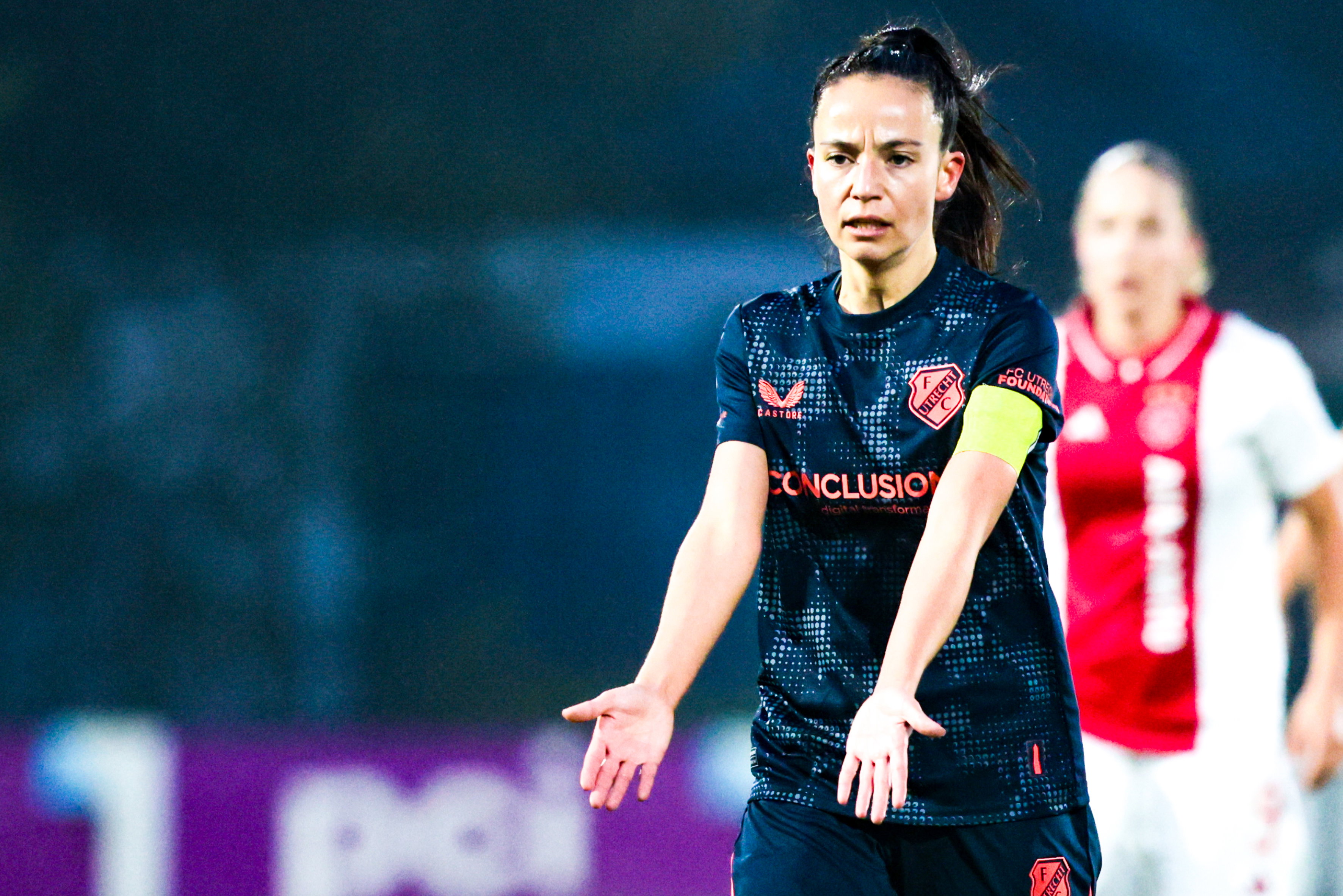 Marthe Munsterman (FC Utrecht) in het duel met Ajax