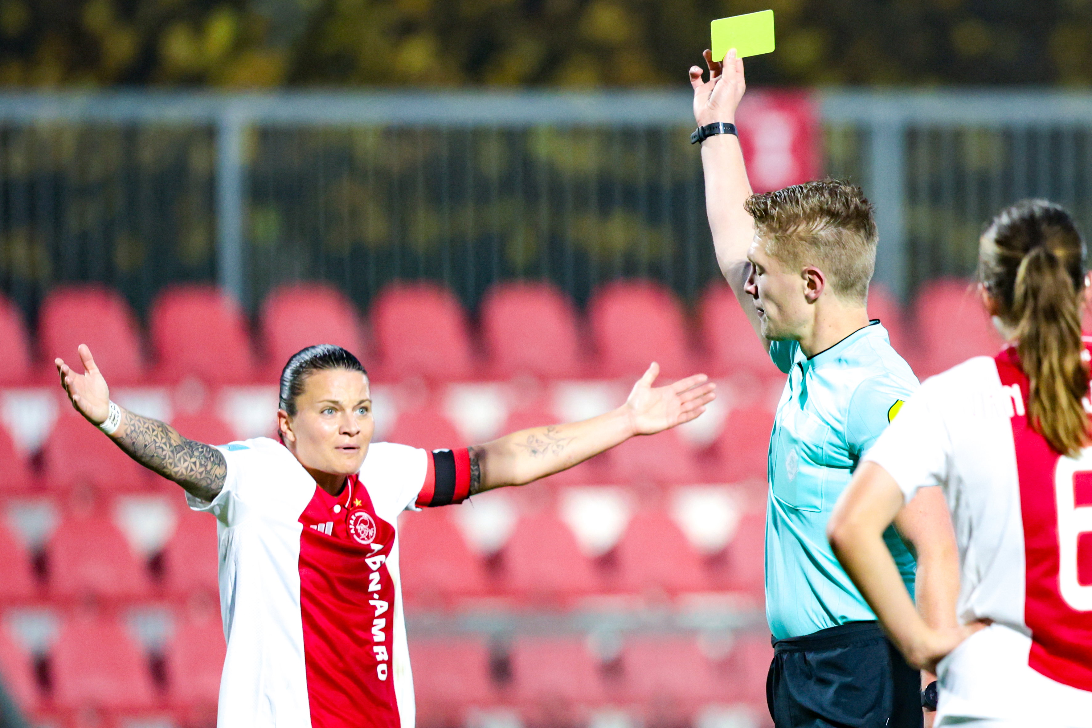 Sherida Spitse (Ajax) krijgt geel in de wedstrijd tegen FC Utrecht