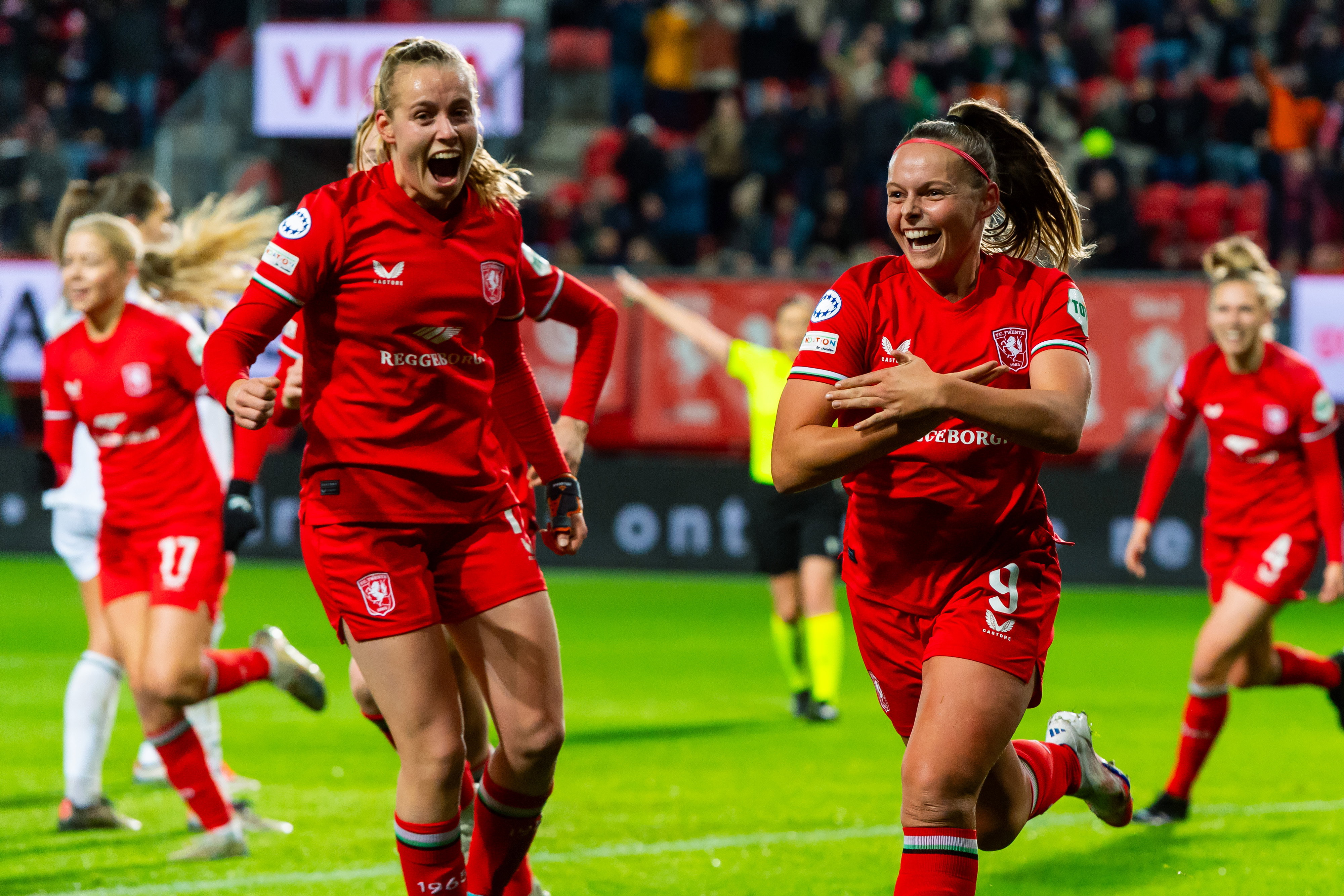 Jaimy Ravensbergen juicht na haar goal voor FC Twente tegen Real Madrid