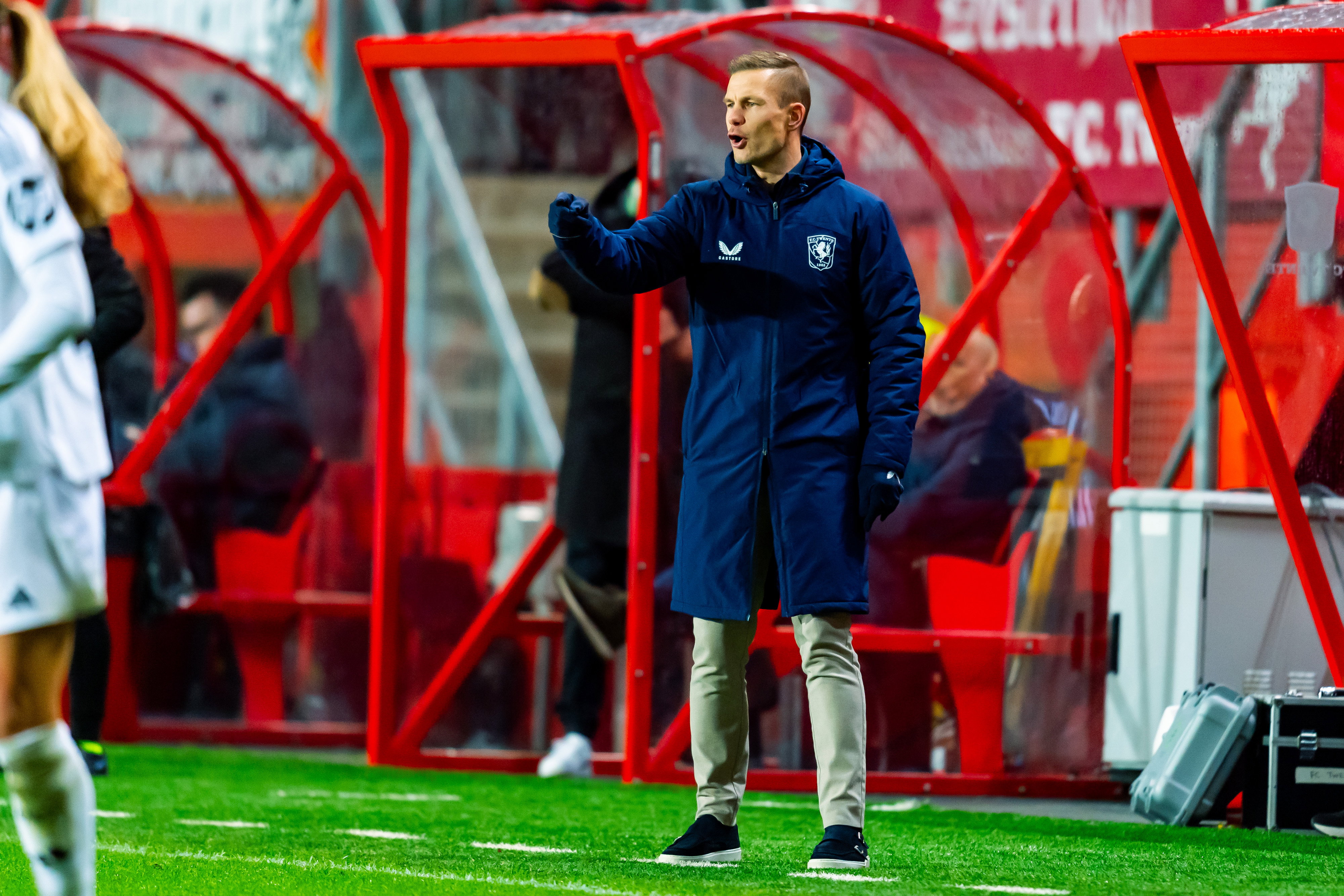 Joran Pot langs de lijn bij FC Twente - Real Madrid