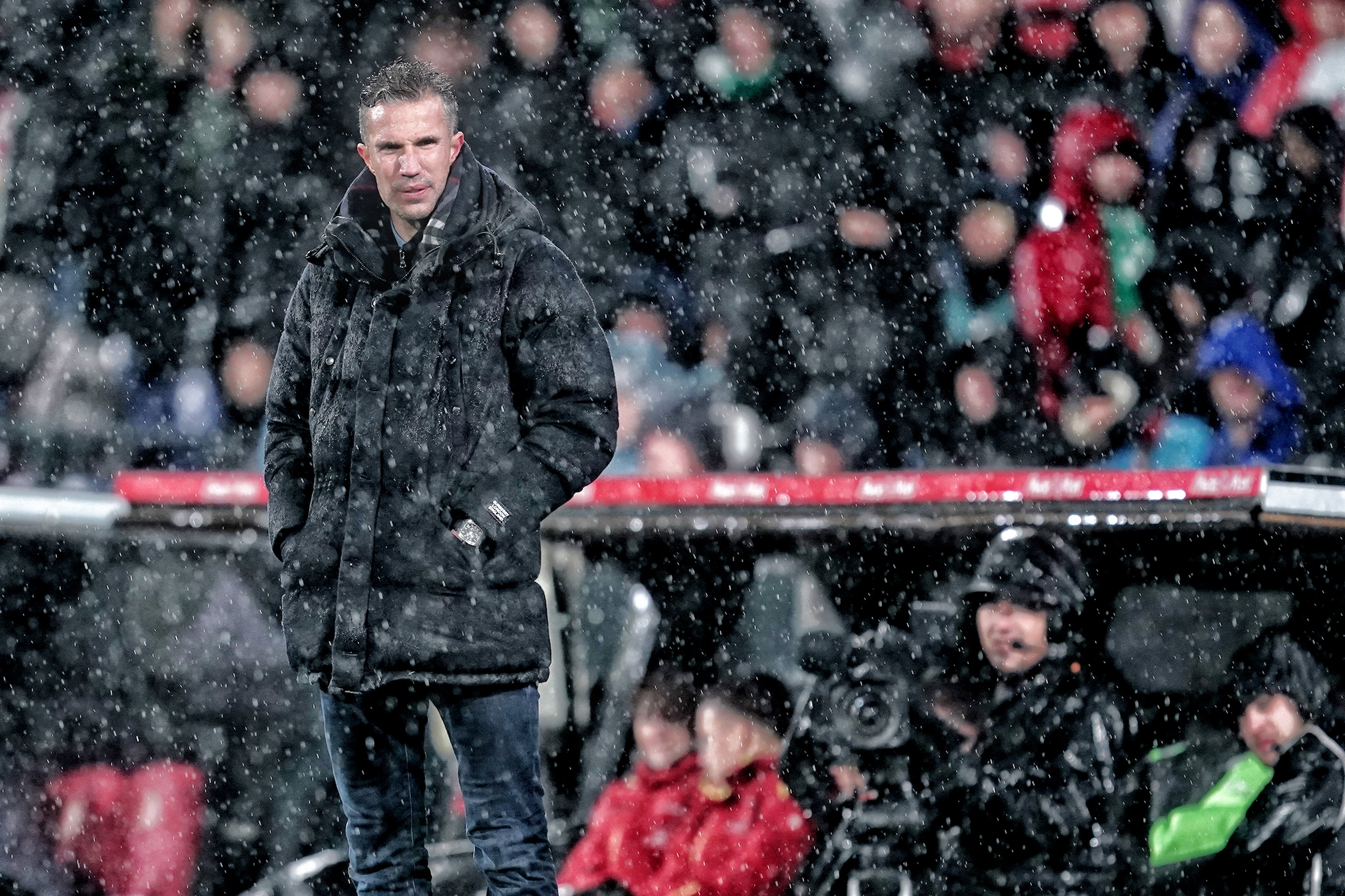 Robin van Persie langs de lijn tegen Feyenoord