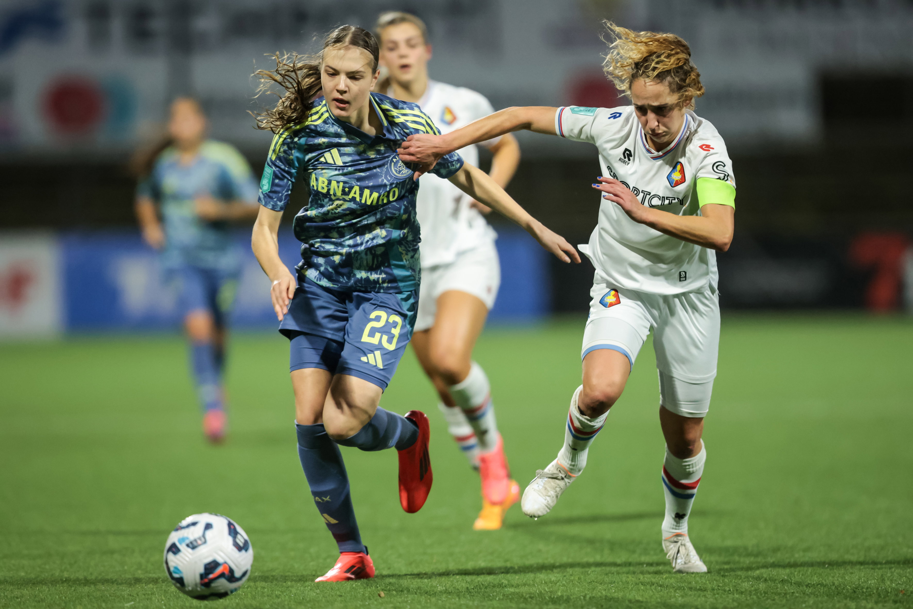 Soraya Verhoeve (Telstar) in duel met Lotte Keukelaar (Ajax)
