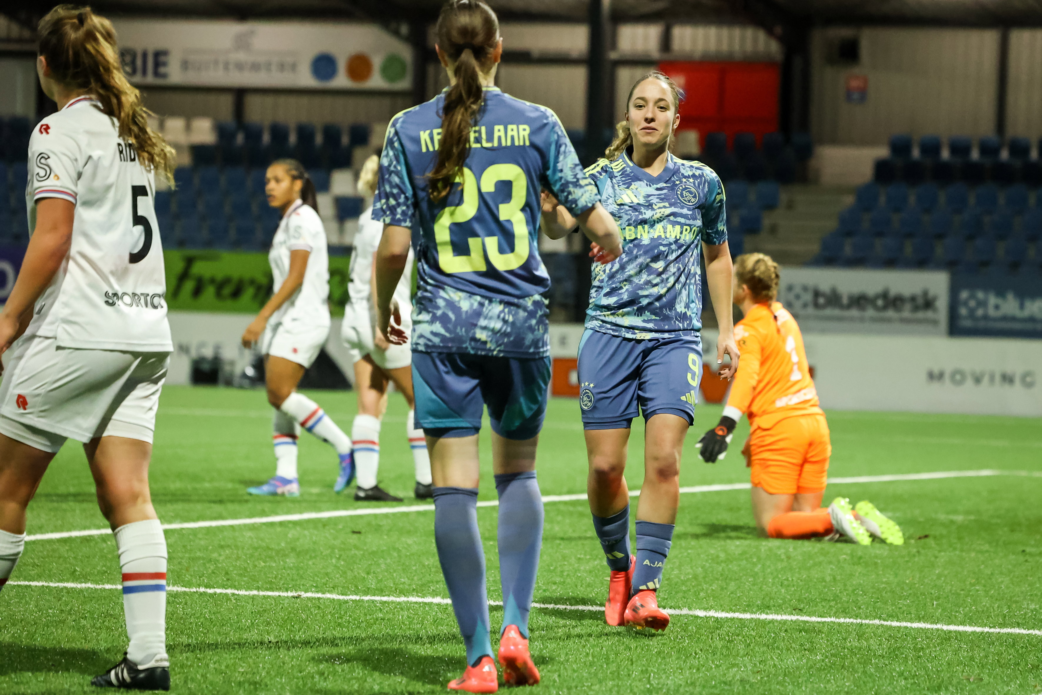 Danique Tolhoek en Lotte Keukelaar juichen na een goal voor Ajax