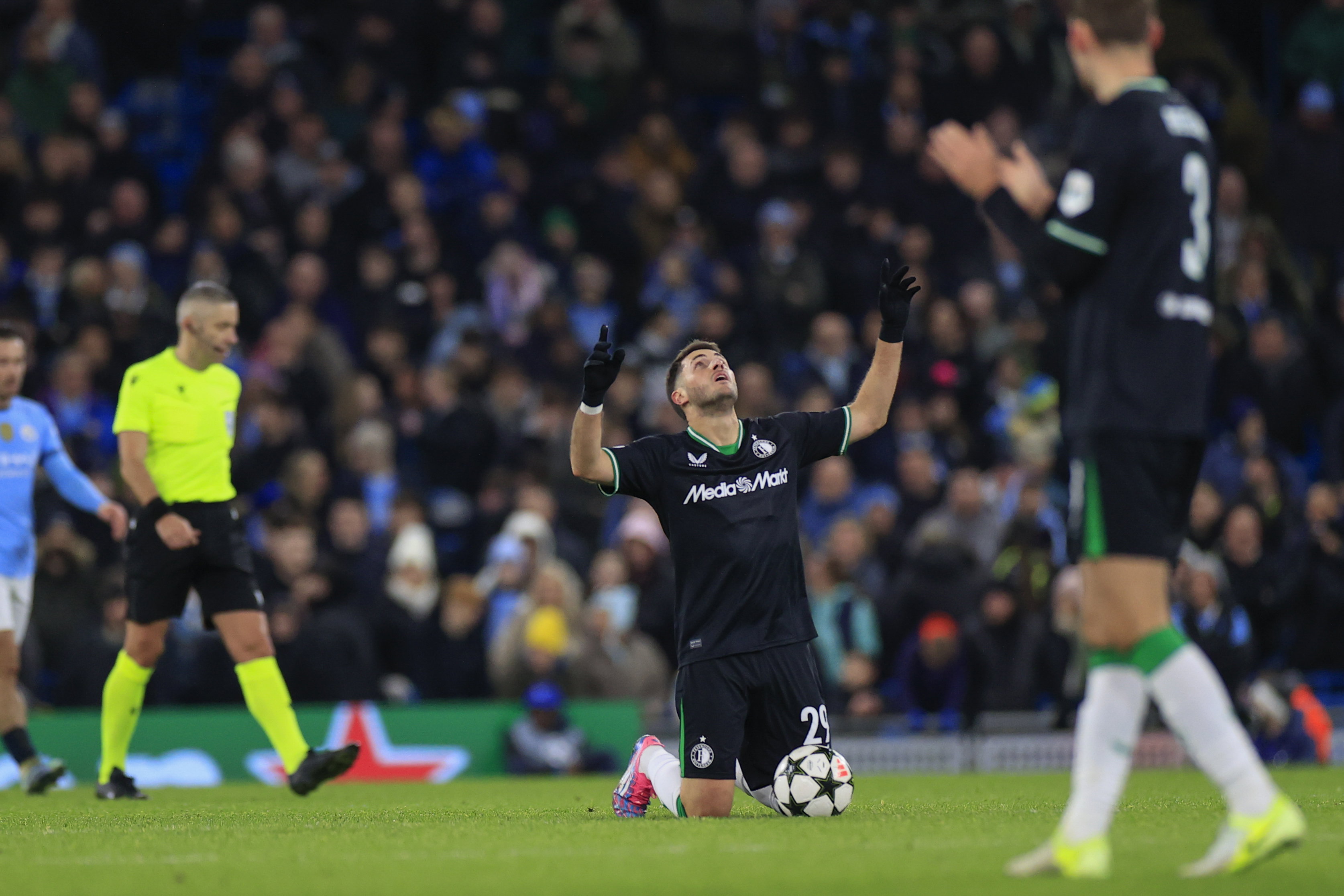 Santiago Giménez viert zijn treffer tegen Manchester City