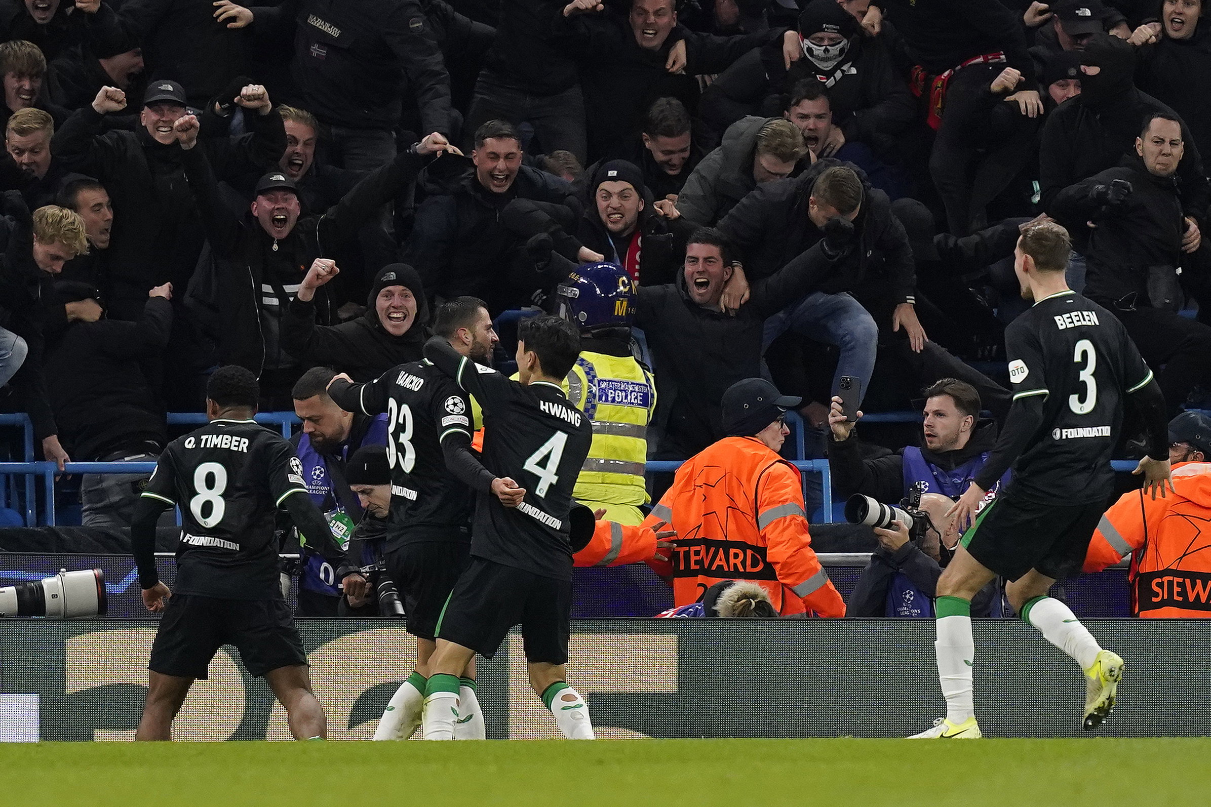 De spelers van Feyenoord gaan los na de 3-3 tegen Man City