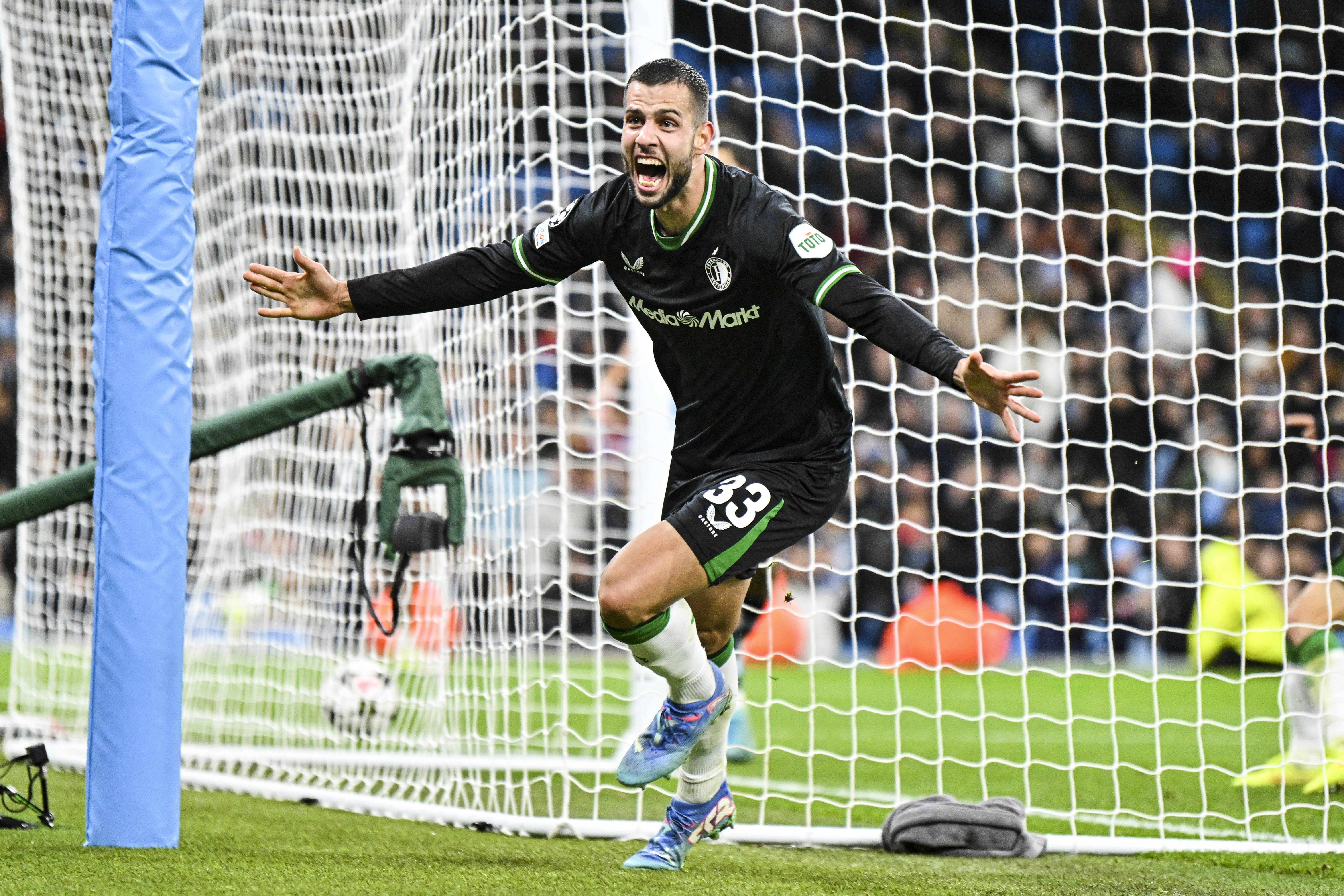 David Hancko viert gelijkmaker tegen Manchester City