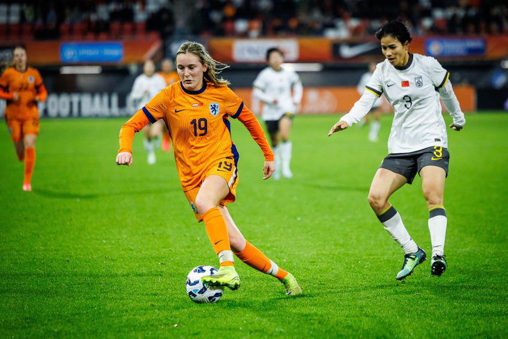 Wieke Kaptein aan de bal namens de OranjeLeeuwinnen