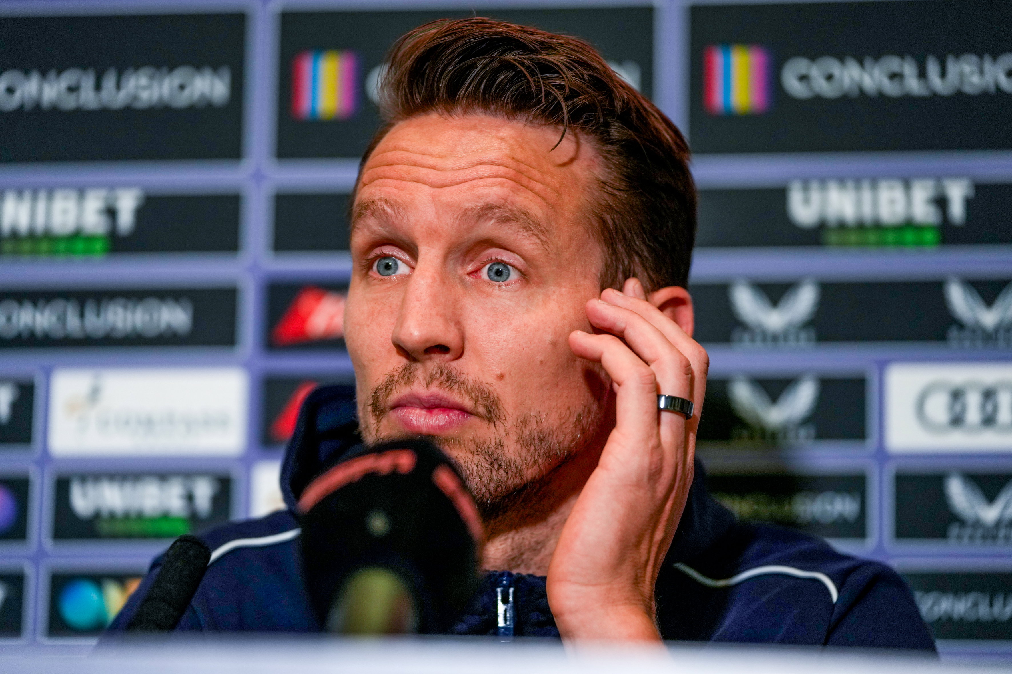 Luuk de Jong op een persconferentie