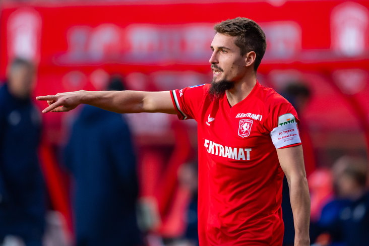 Michal Sadilek met de aanvoerdersband