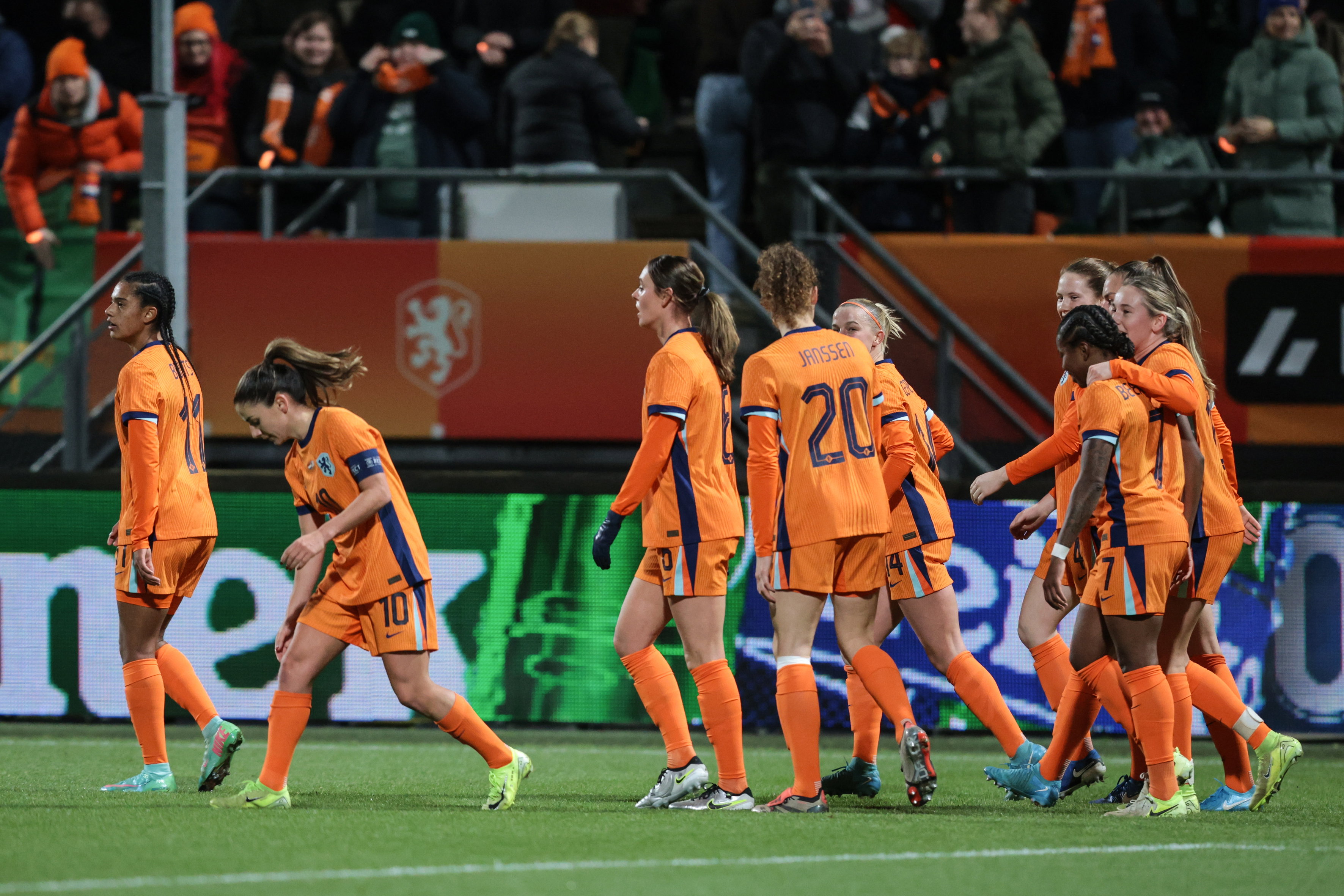 De OranjeLeeuwinnen juichen na de goal van Veerle Buurman tegen Amerika