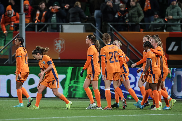 De OranjeLeeuwinnen juichen na de goal van Veerle Buurman tegen Amerika