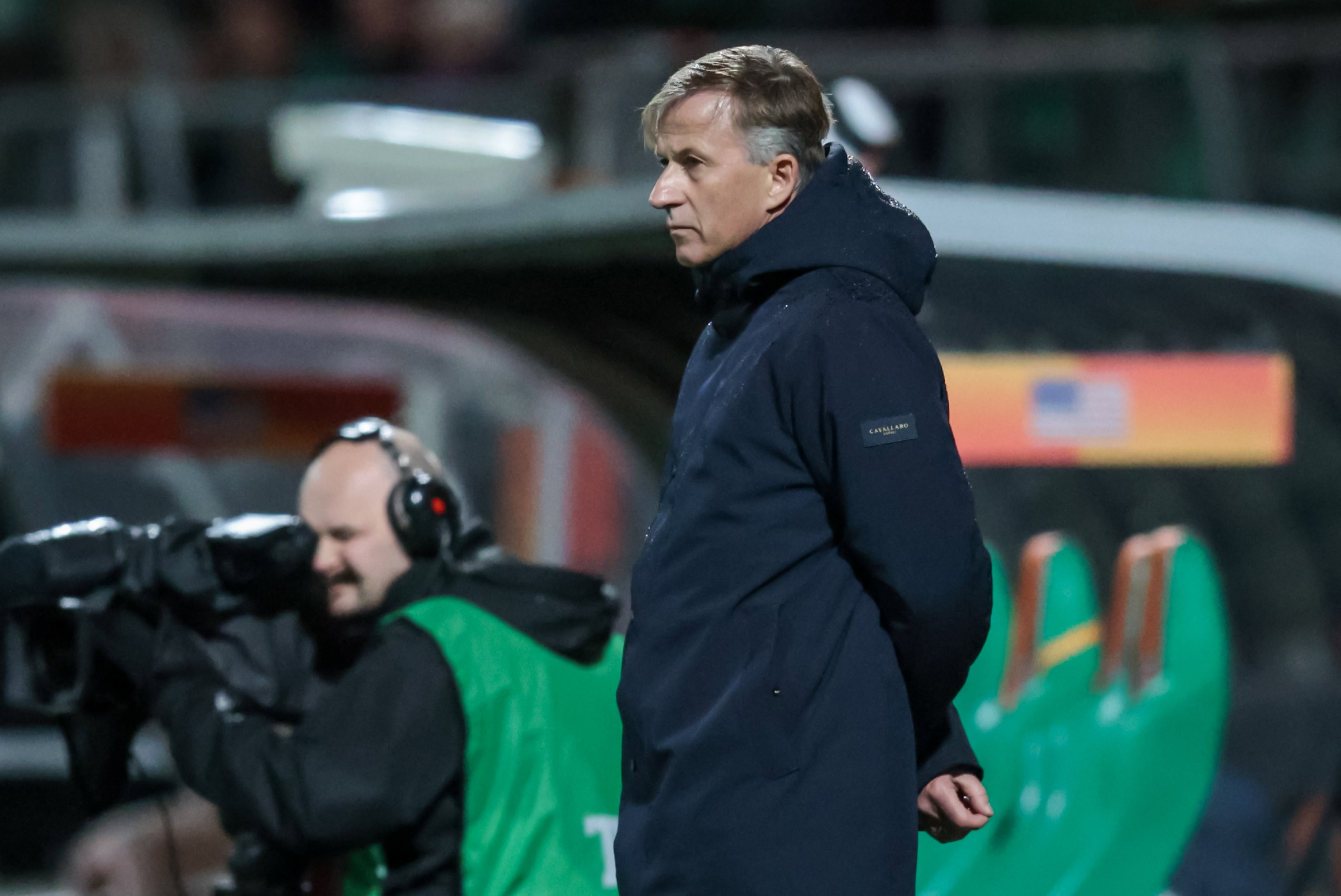 Andries Jonker langs de lijn bij de OranjeLeeuwinnen
