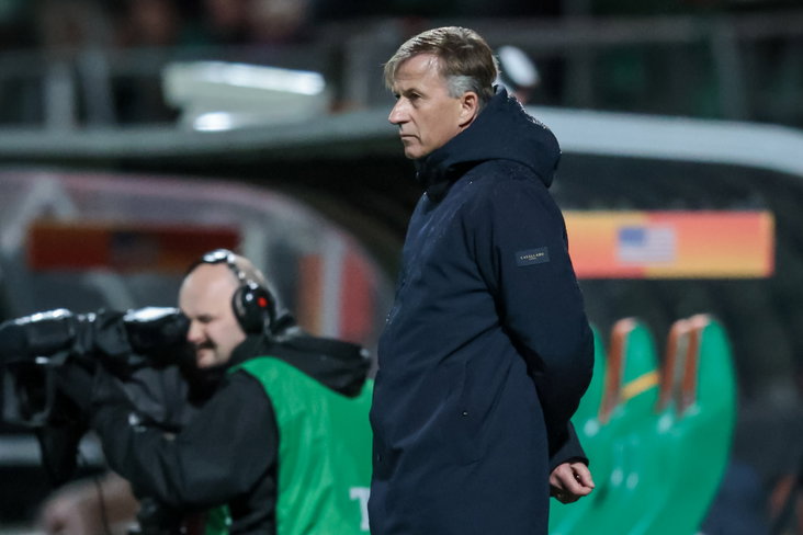 Andries Jonker langs de lijn bij de OranjeLeeuwinnen