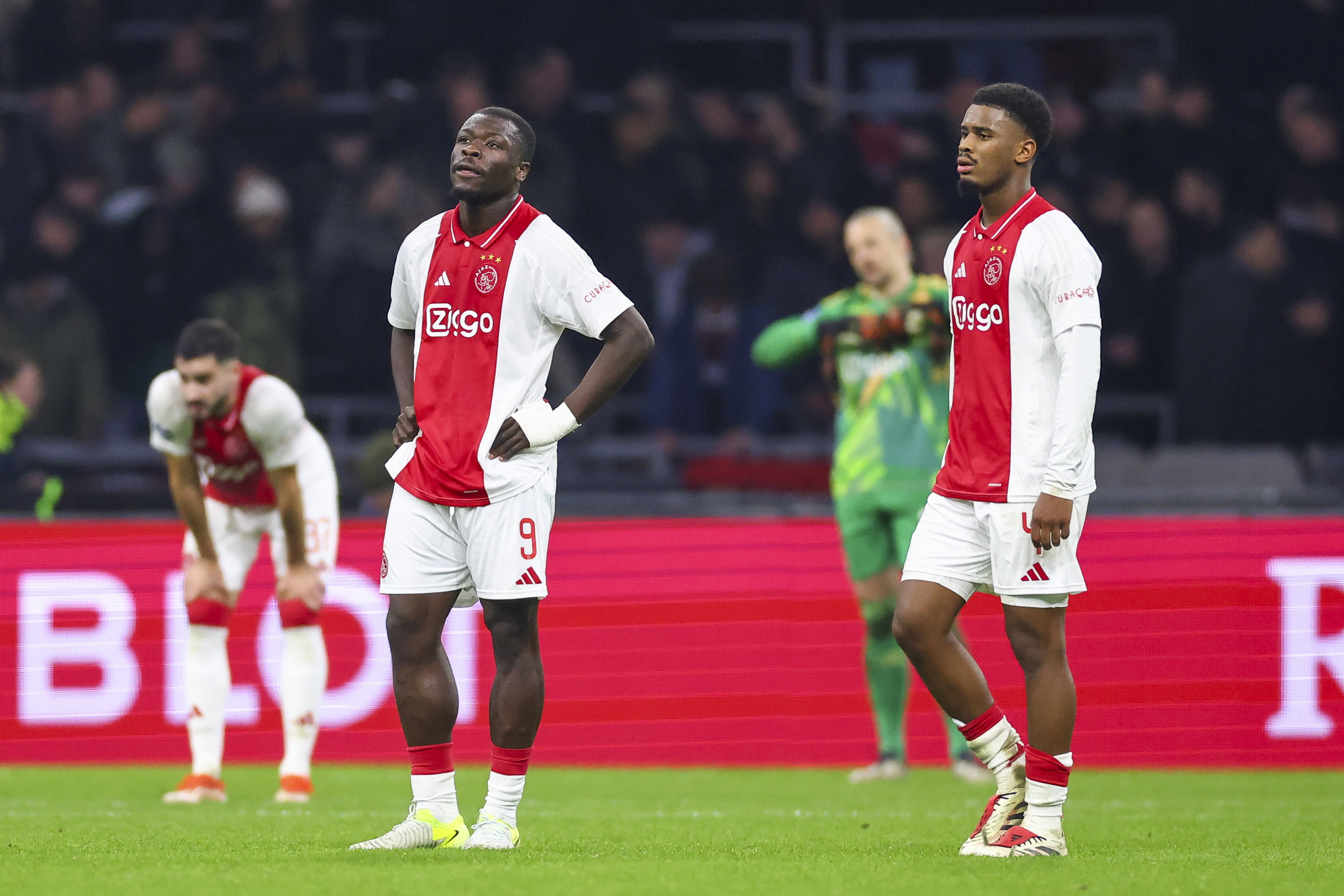 Brian Brobbey en Jorrel Hato balen