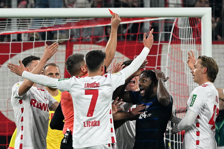 Deyovaisio Zeefuik pakt de rode kaart na een kopstoot