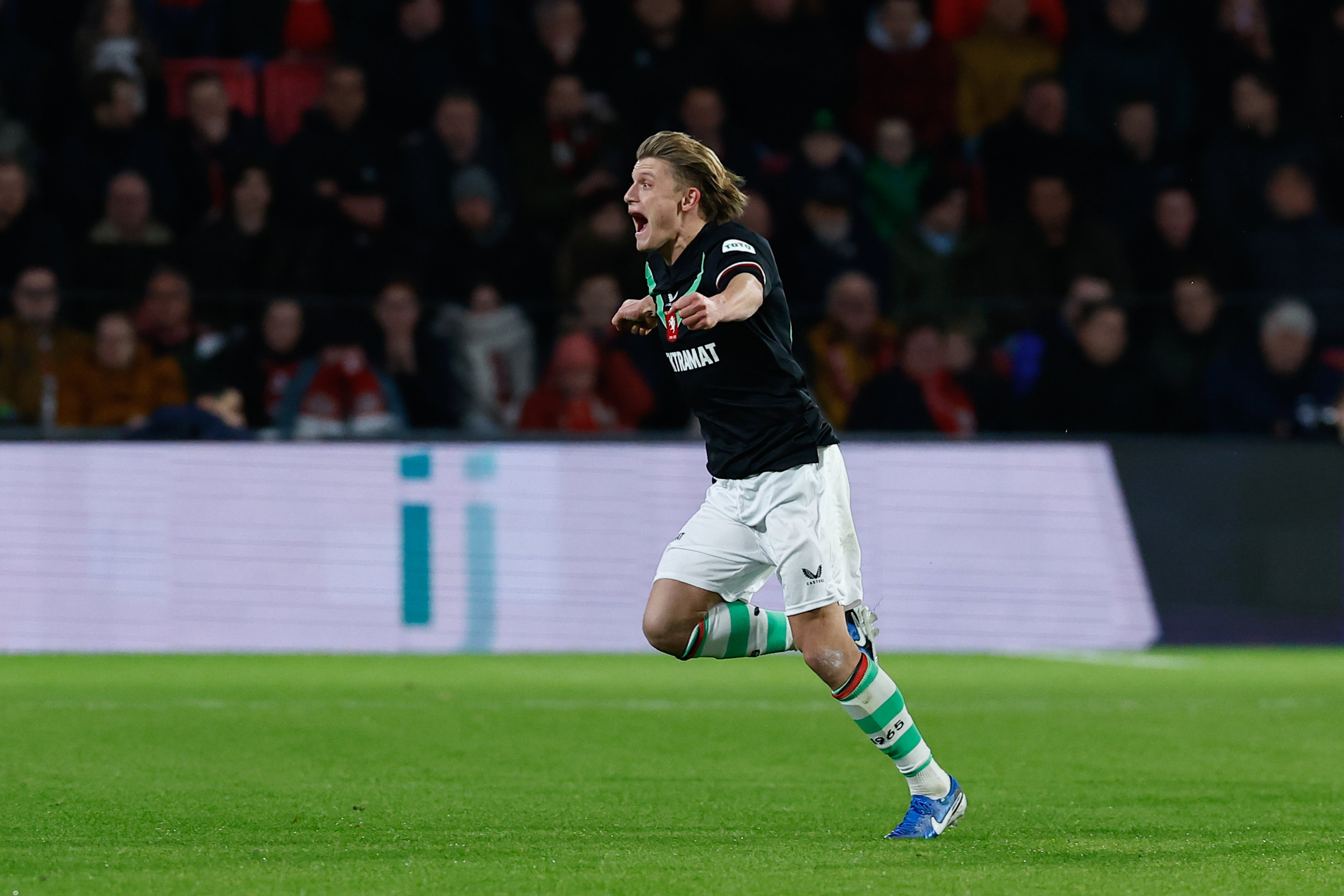 Sem Steijn scoort uit een vrije trap tegen PSV