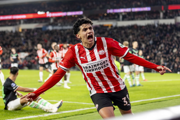 Richy Ledezma viert zijn fraaie treffer tegen FC Twente
