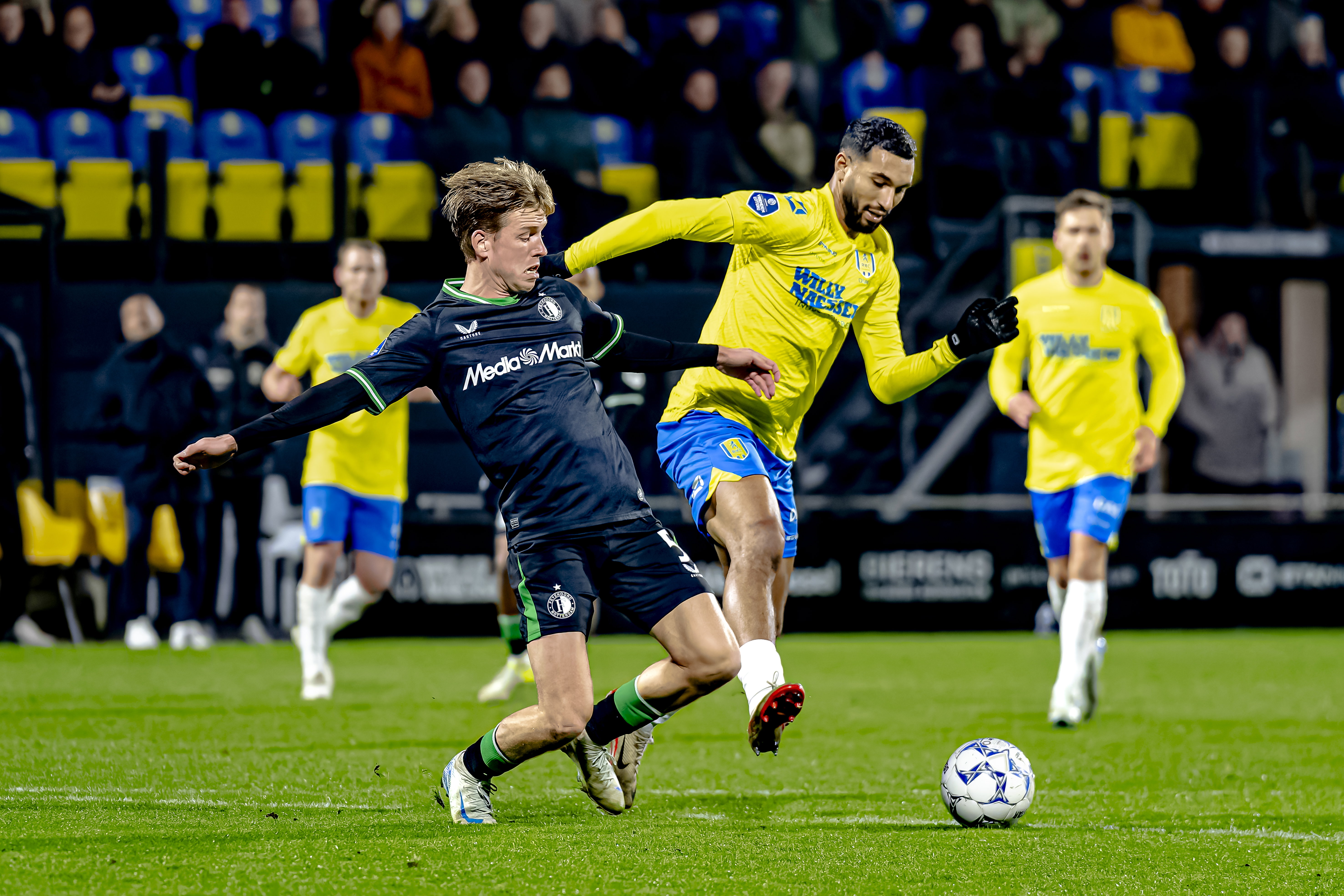 Gijs Smal in duel met RKC'er Yassin Oukili