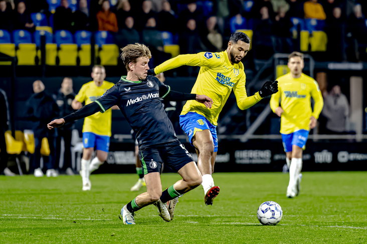 Gijs Smal in duel met RKC'er Yassin Oukili