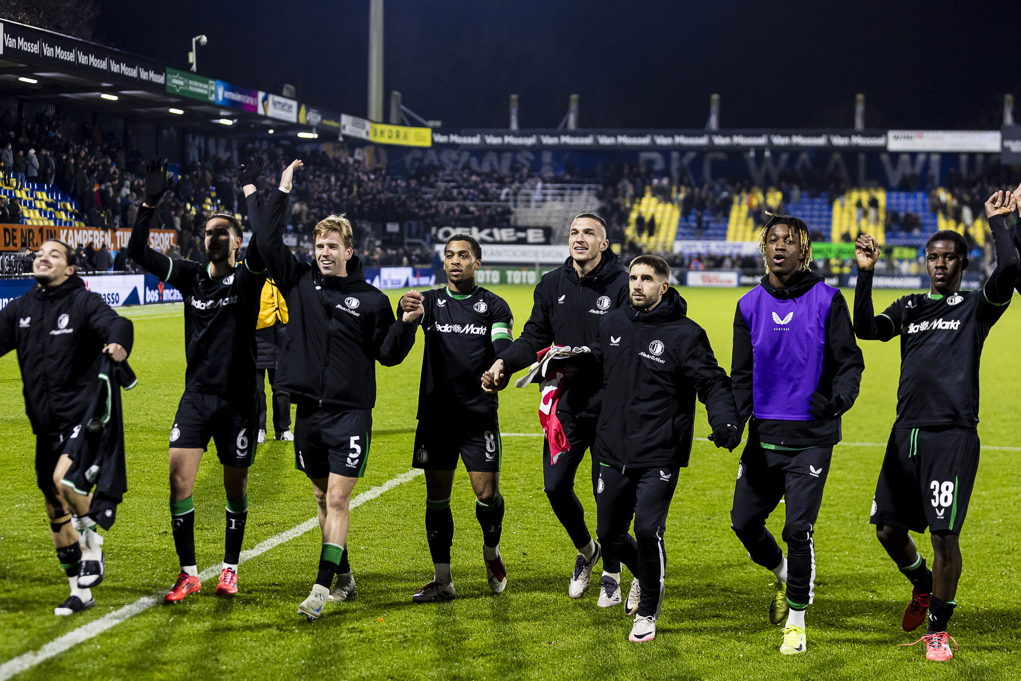 Feyenoord bedankt het meegereisde publiek in Waalwijk