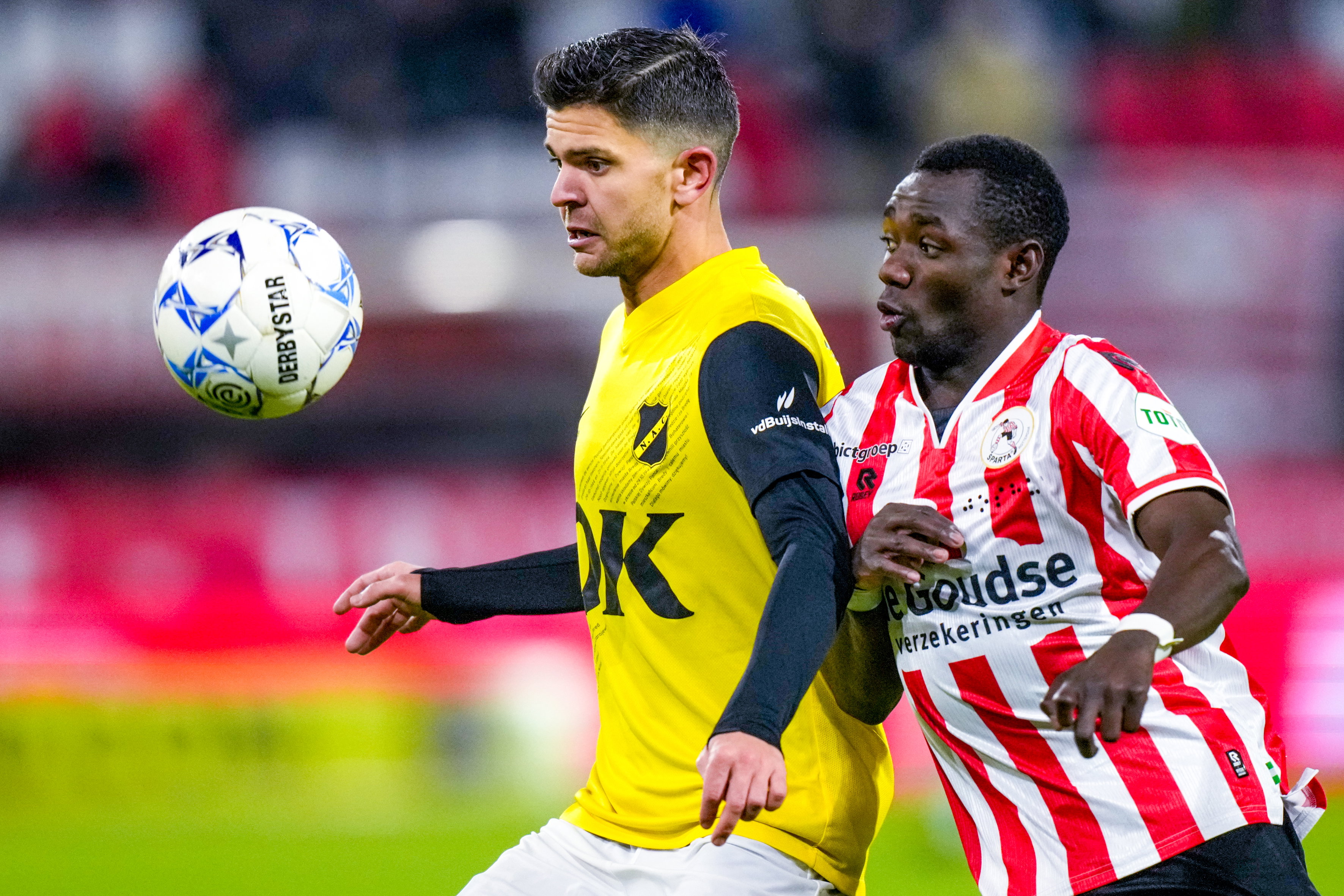 Joshua Kitolano in duel met Fredrik Oldrup Jensen