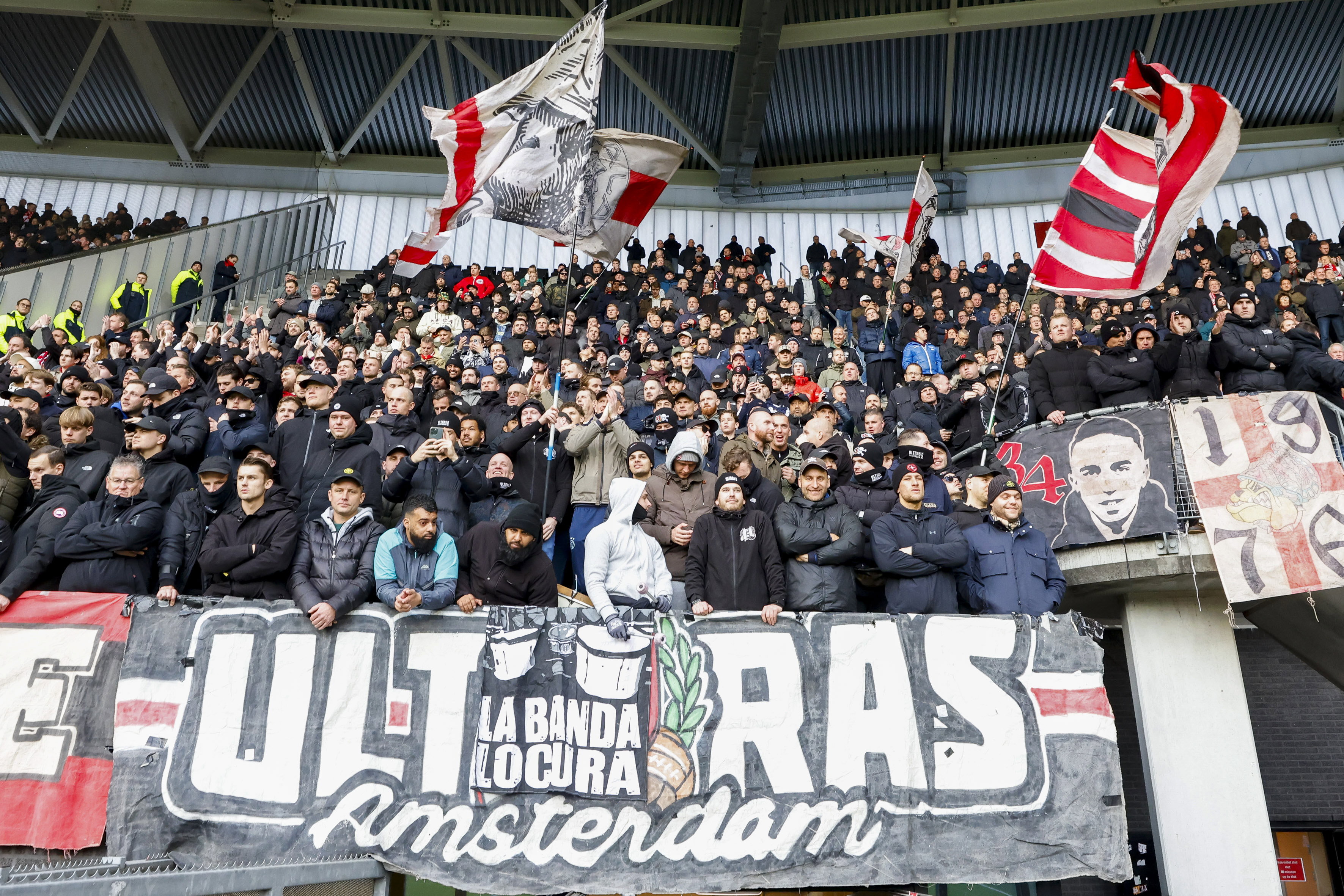 Ajax-fans in het stadion van AZ