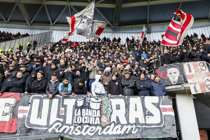Ajax-fans in het stadion van AZ